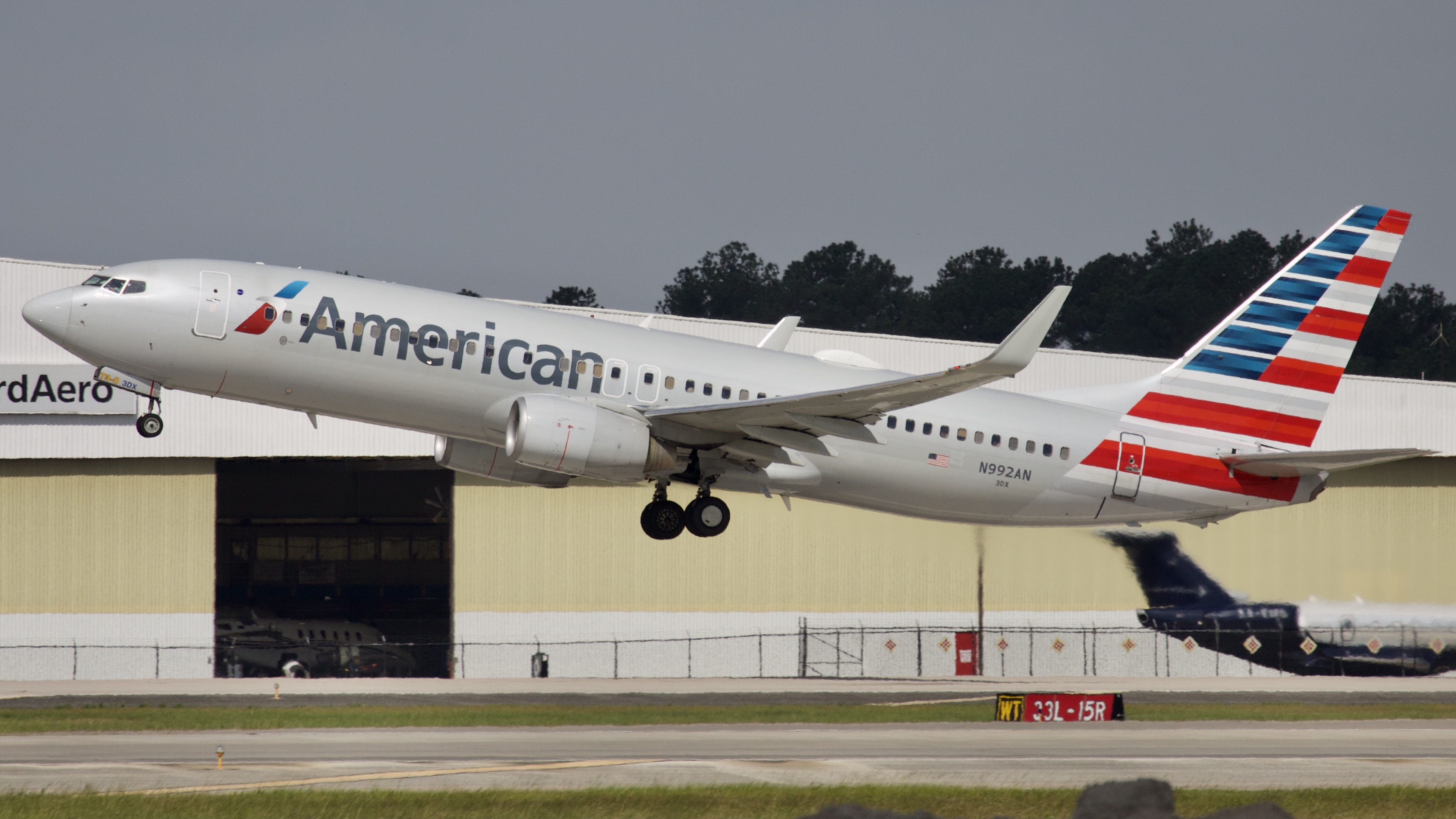 Full size: American Airlines Boeing 737-800 N992AN at Houston-George Bush Intercontinental Airport