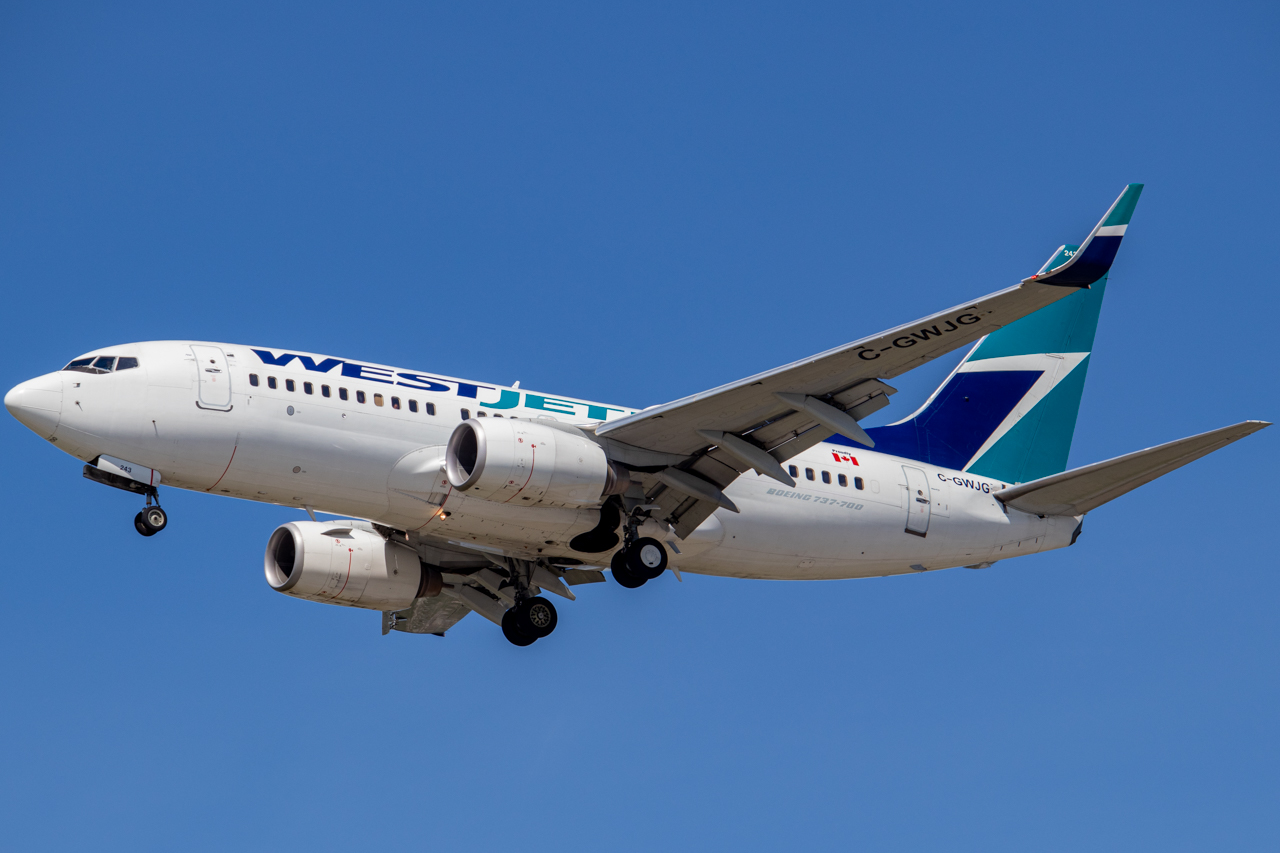 Full size: WestJet Boeing 737-700 C-GWJG at Vancouver International Airport