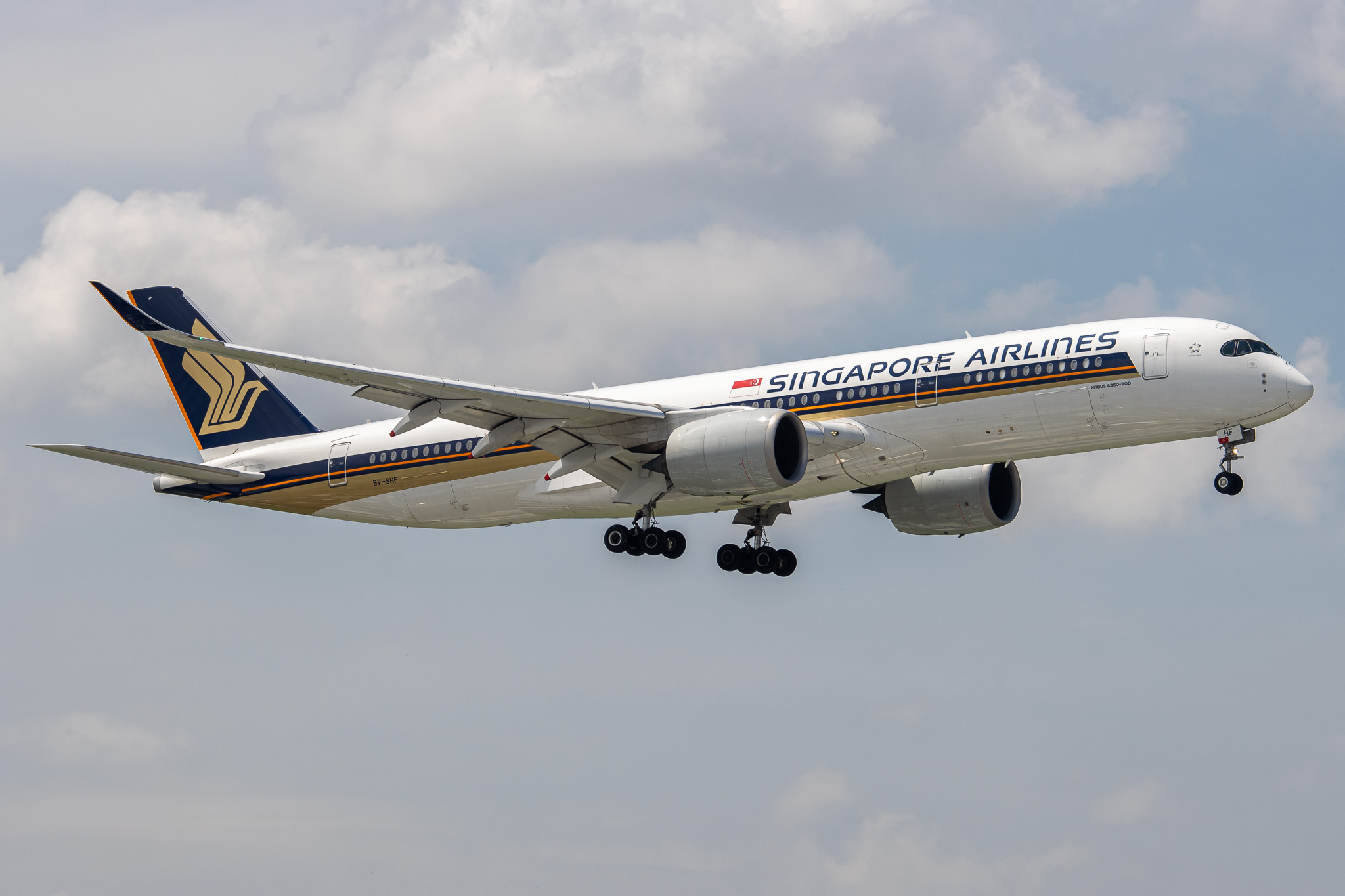 Full size: Singapore Airlines Airbus A350-900 9V-SHF at Tan Son Nhat International Airport
