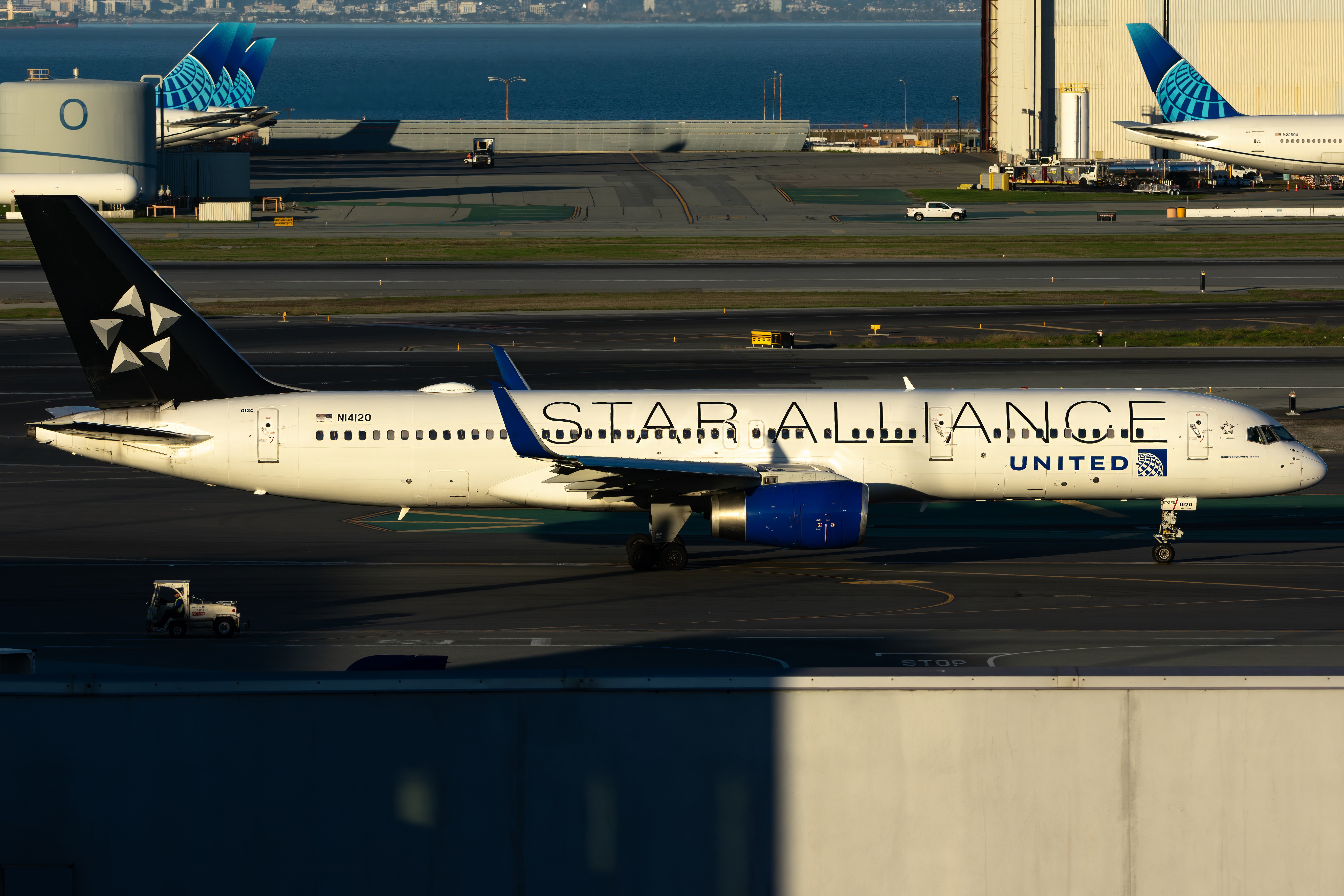 Full size: United Airlines Boeing 757-200 N14120 at San Francisco International Airport