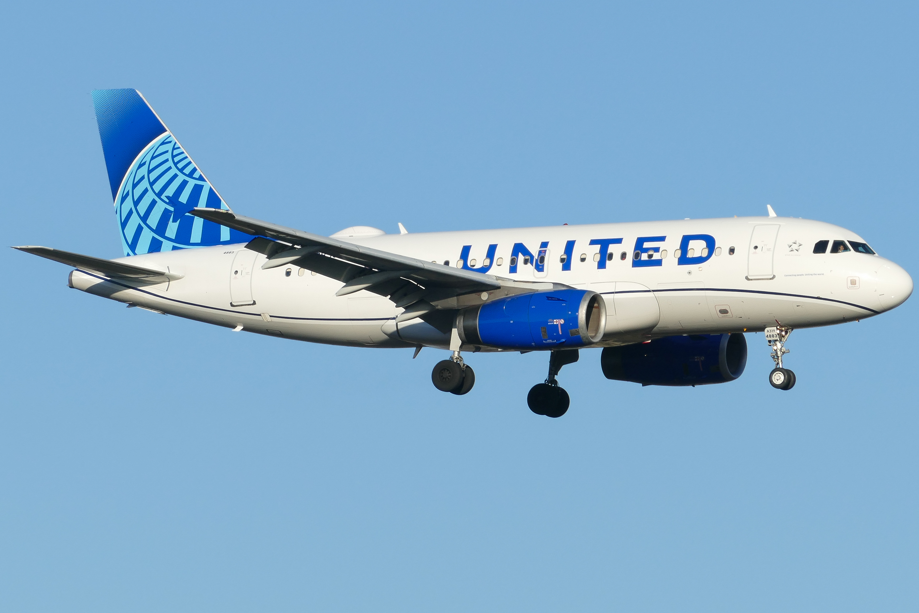 Full size: United Airlines Airbus A319 N883UA at Austin-Bergstrom International Airport