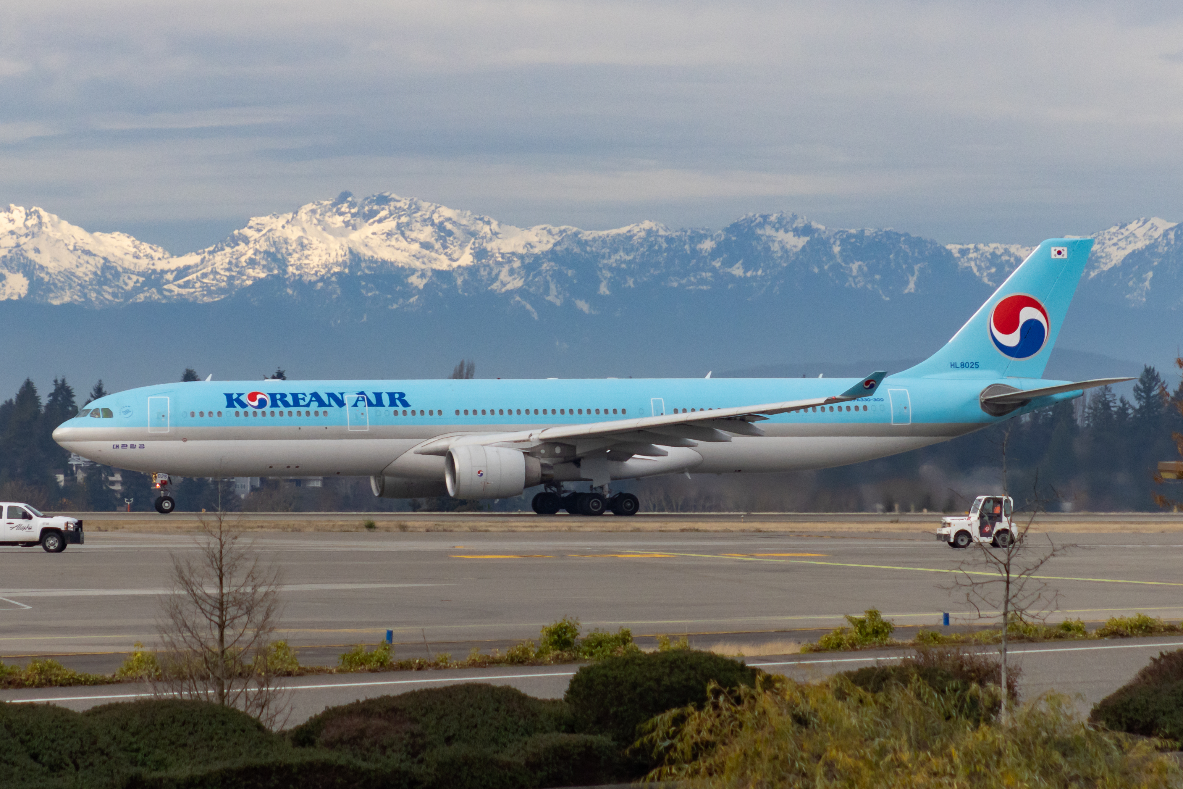 Full size: Korean Air Airbus A330-300 HL8025 at Seattle-Tacoma International Airport