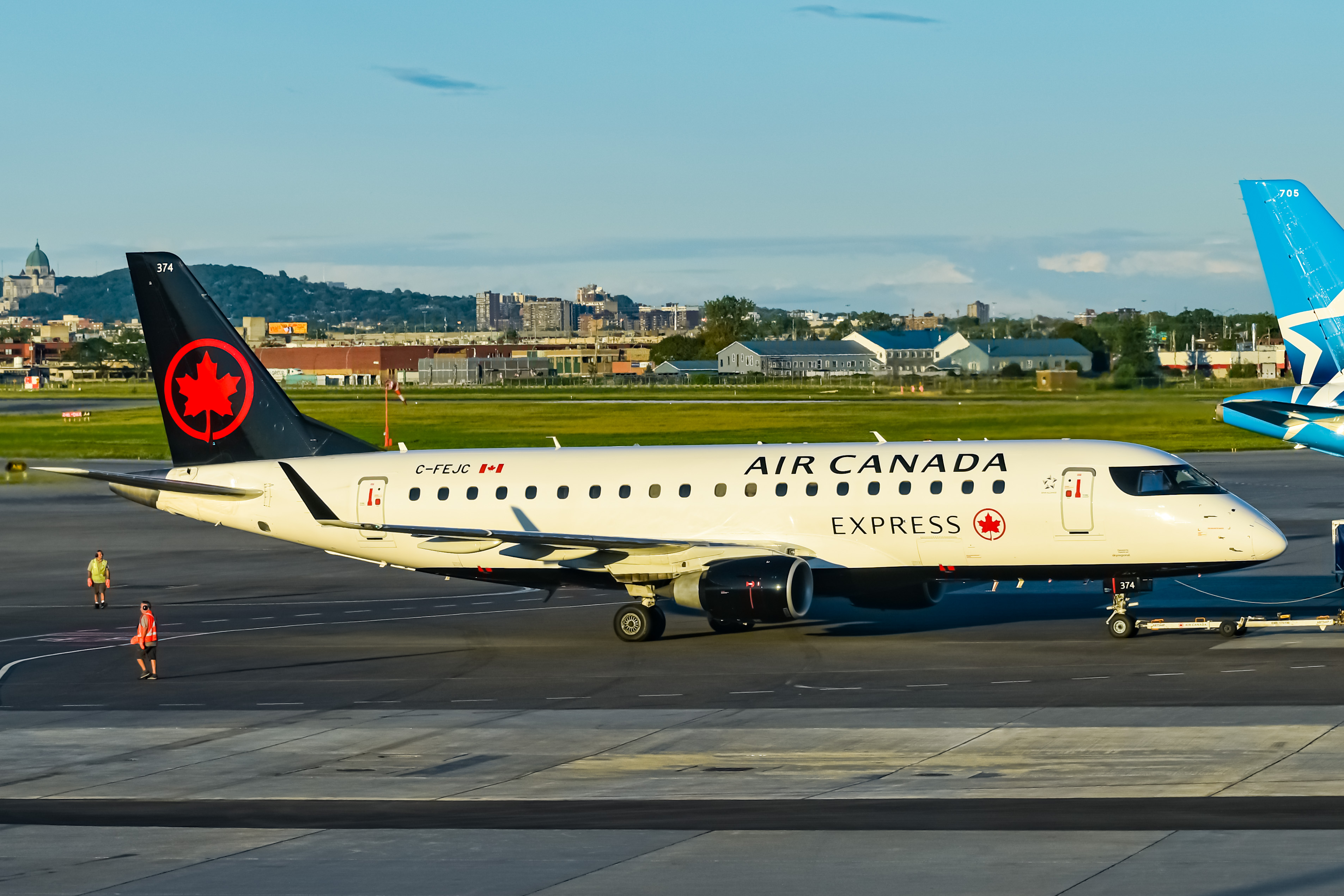Full size: Air Canada  Embraer E175SU C-FEJC at Montreal-Pierre Elliott Trudeau International Airport