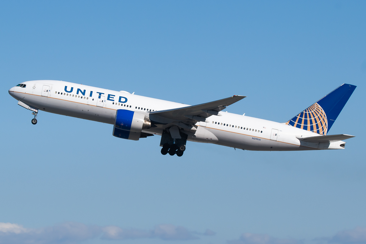 Full size: United Airlines Boeing 777-200ER N219UA at Los Angeles International Airport