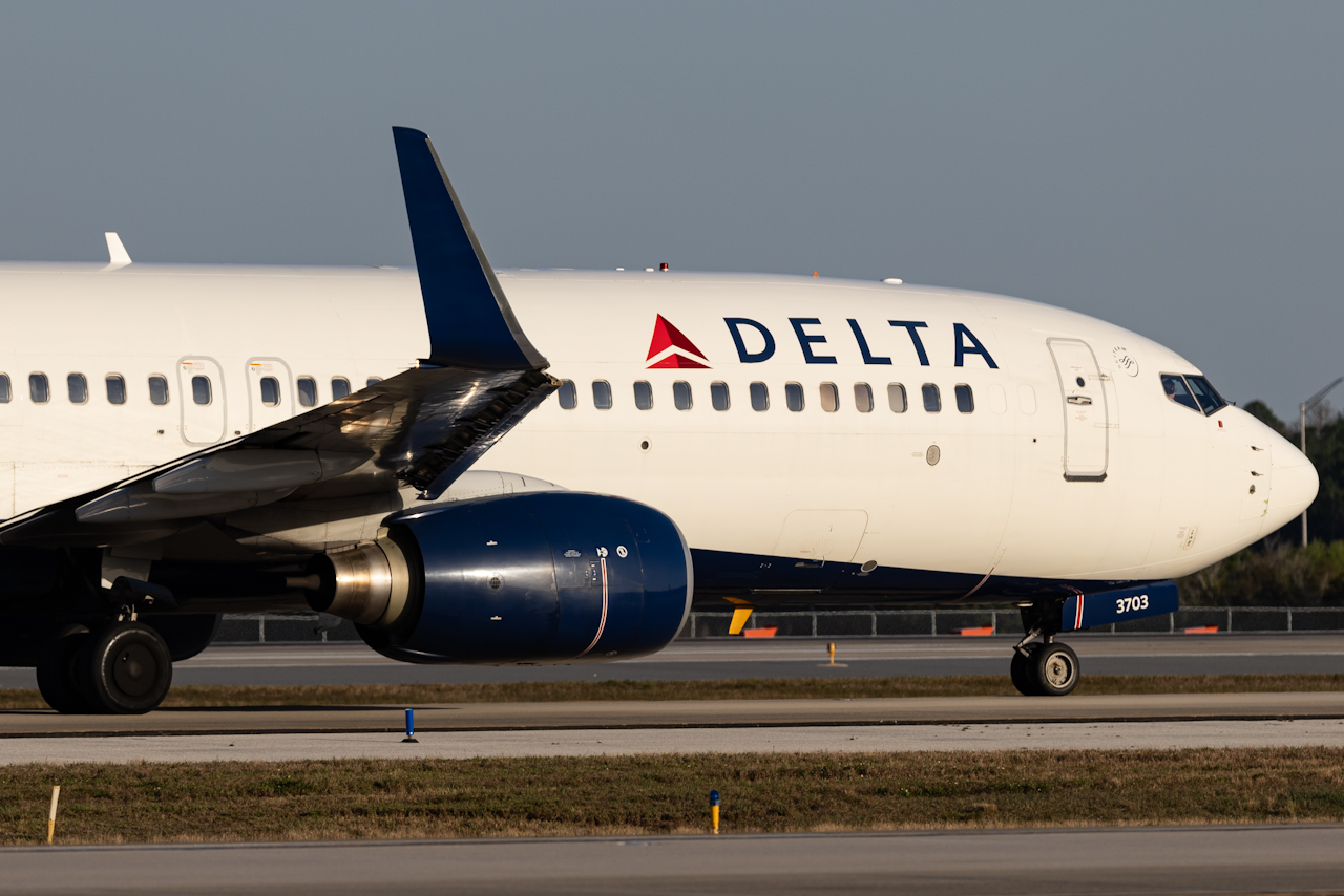 Full size: Delta Airlines Boeing 737-800 N373DA at Orlando International Airport