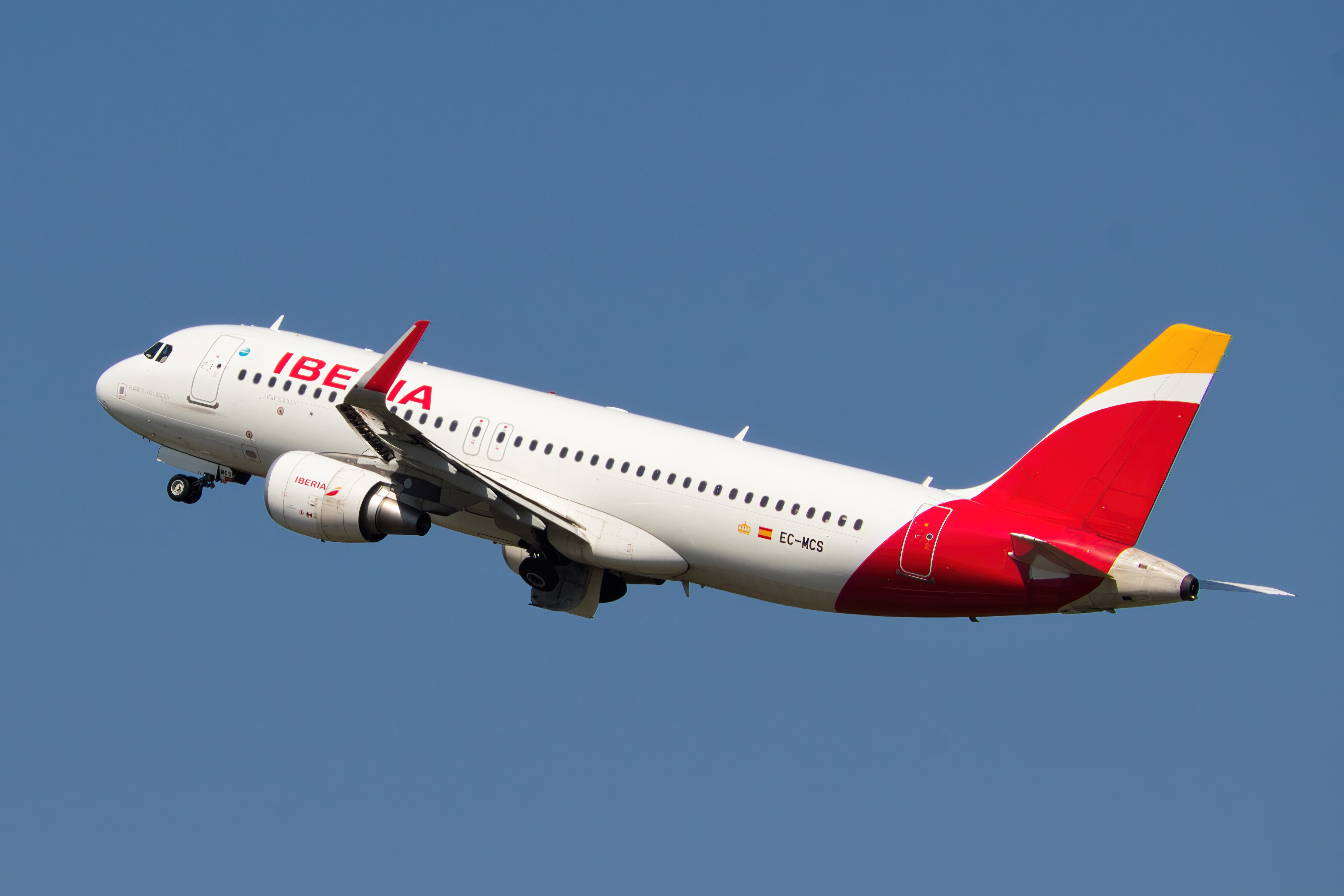 Full size: Iberia Airbus A320 EC-MCS at Manchester Airport