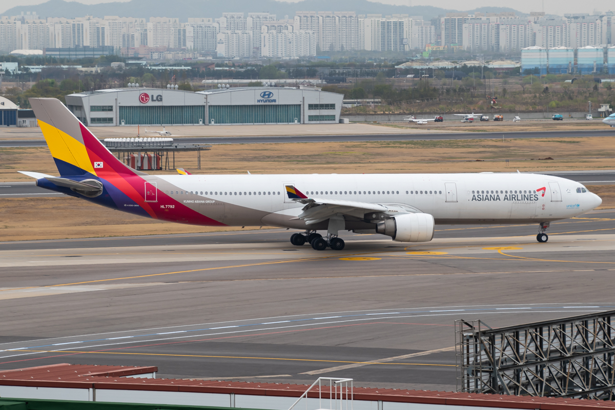 Full size: Asiana Airlines Airbus A330-300 HL7792 at Seoul-Gimpo International Airport