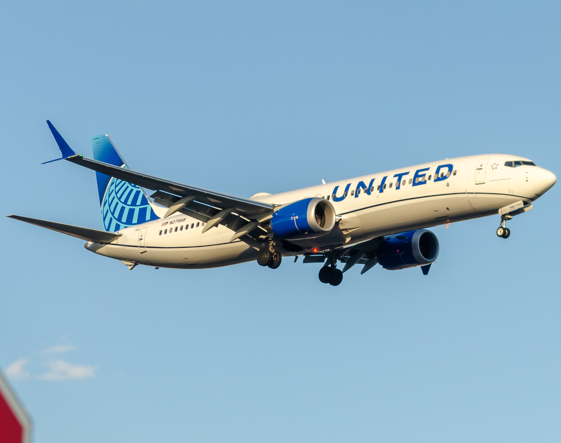 Full size: United Airlines Boeing 737 MAX 9 N27568 at Newark Liberty International Airport