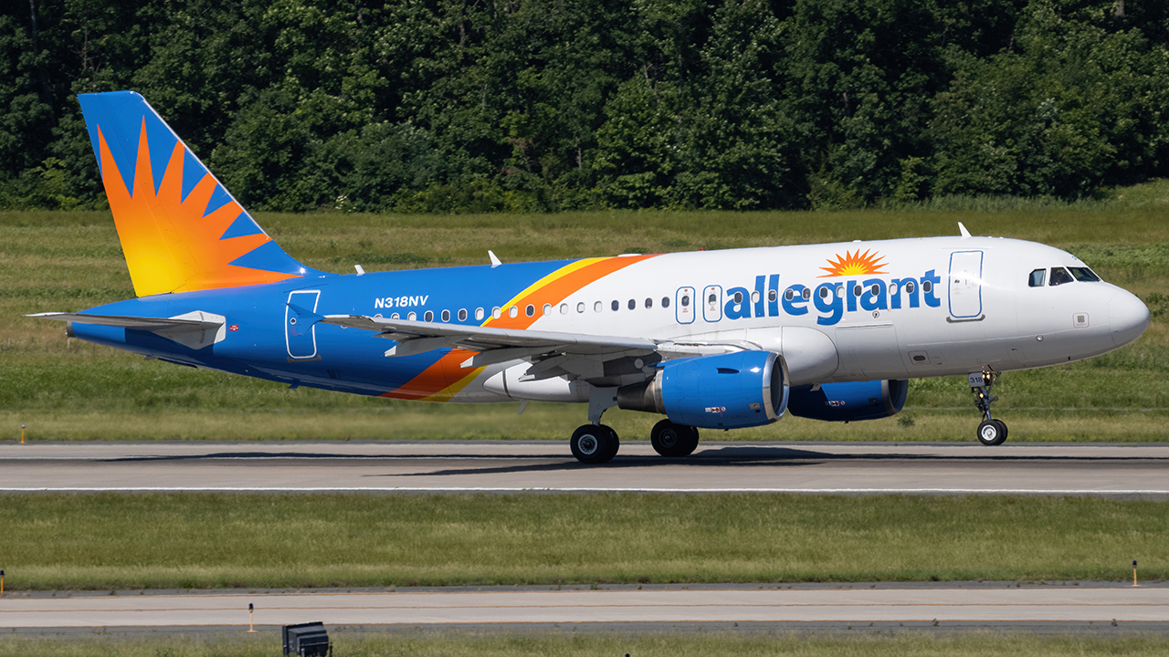 Full size: Allegiant Air Airbus A319 N318NV at Washington Dulles International Airport