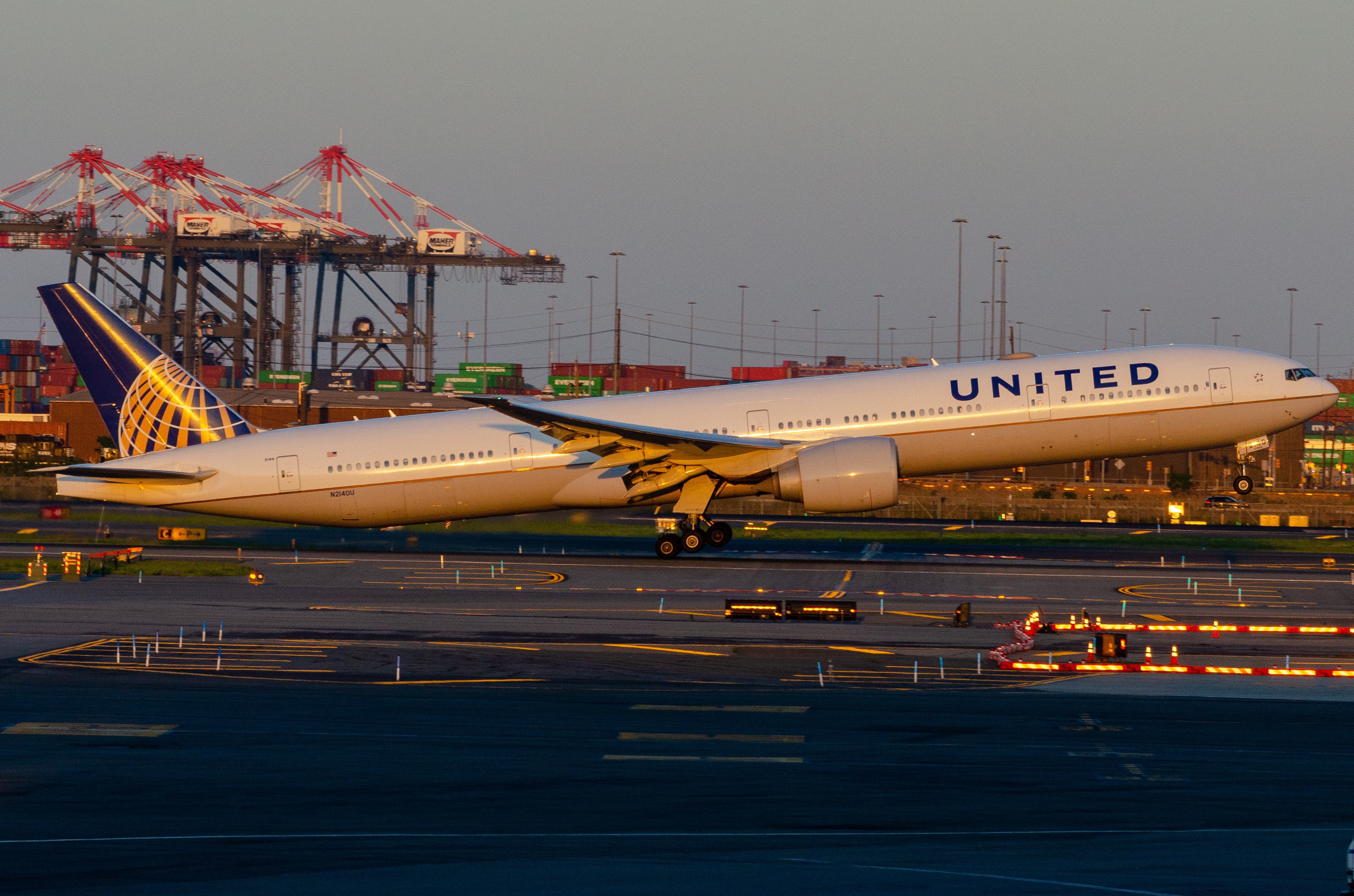 Full size: United Airlines Boeing 777-300ER N2140U at Newark Liberty International Airport