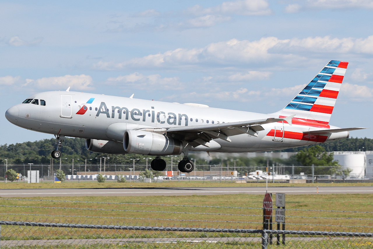 Full size: American Airlines Airbus A319 N832AW at Manchester Airport