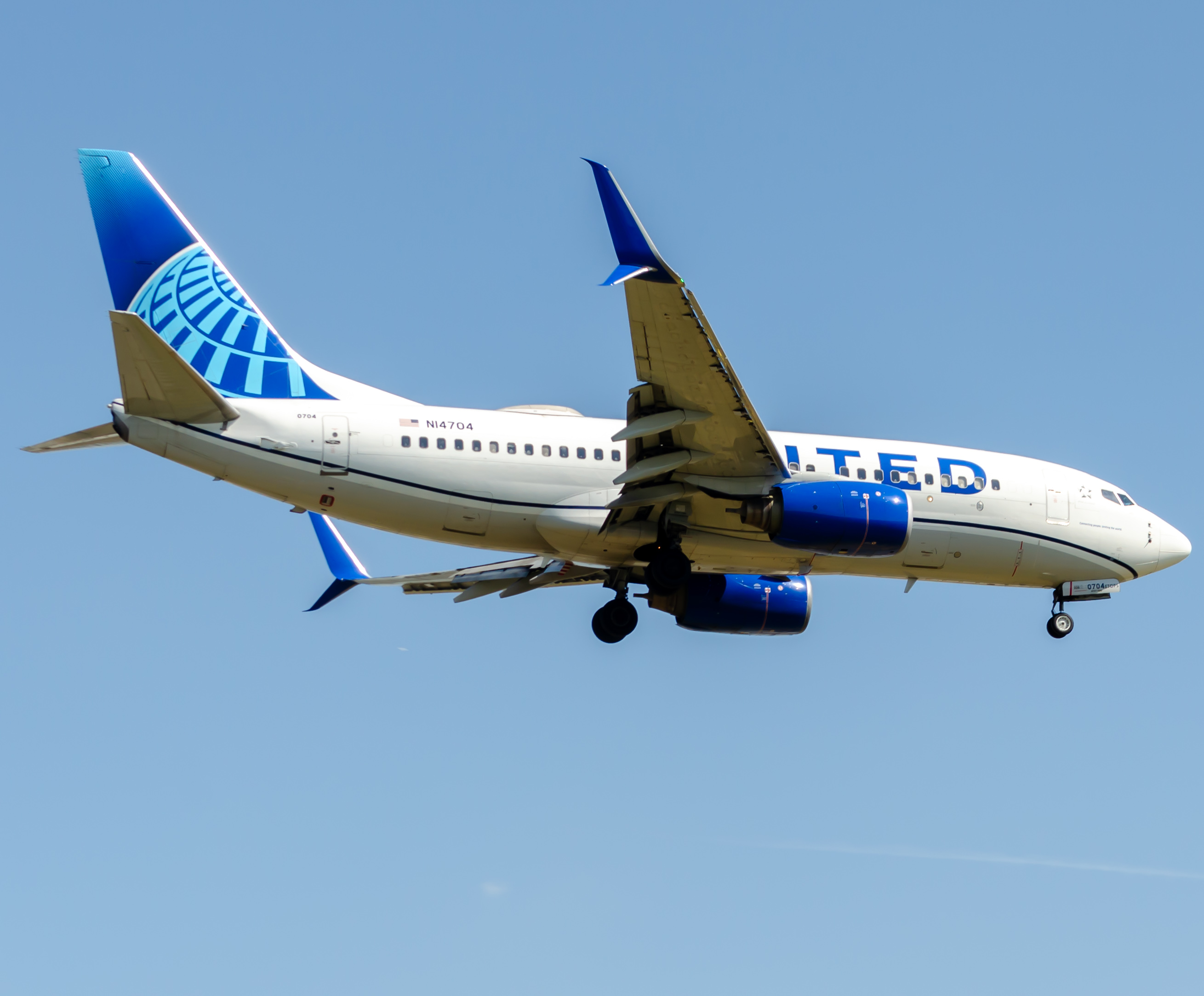 Full size: United Airlines Boeing 737-700 N14704 at Newark Liberty International Airport