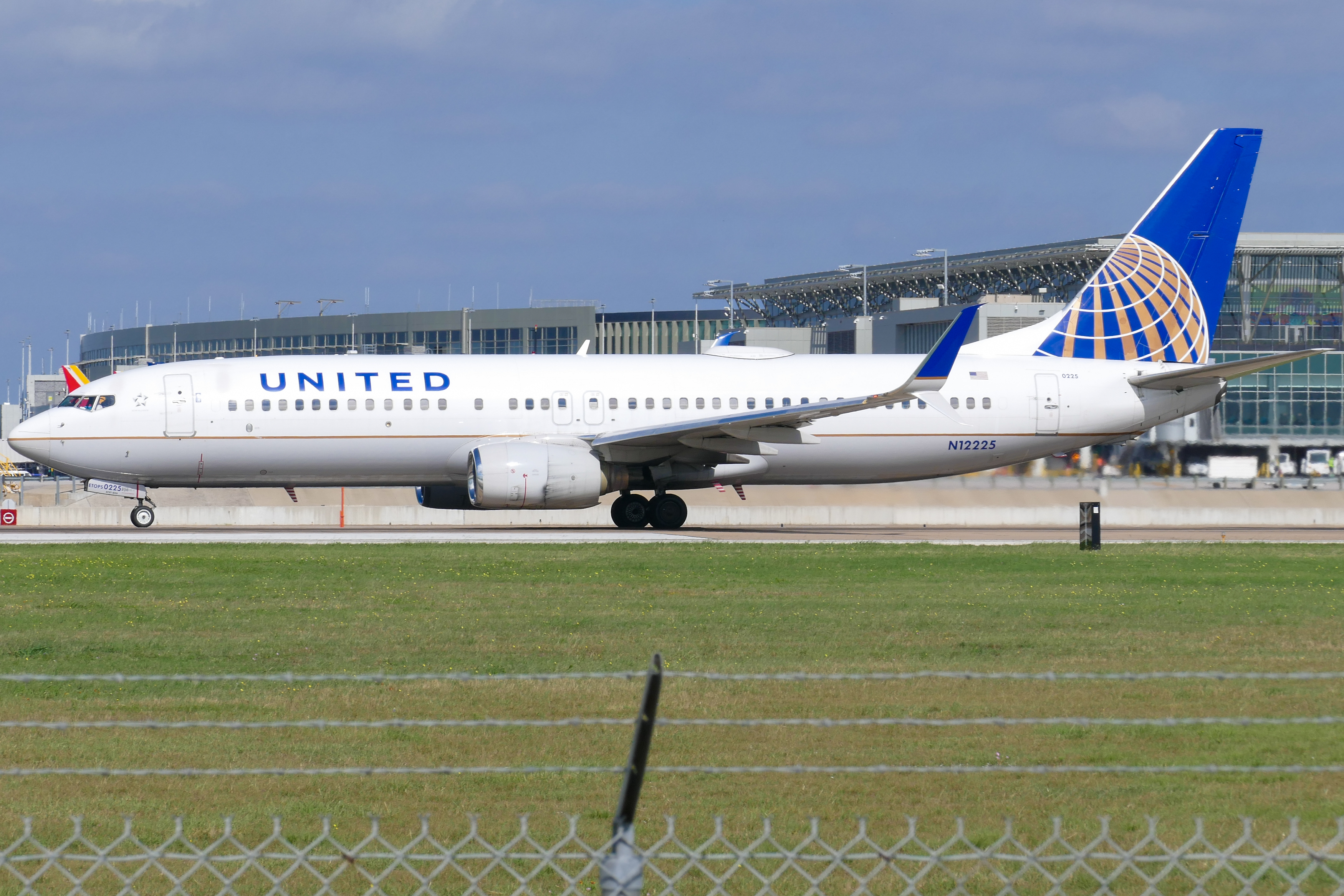 Full size: United Airlines Boeing 737-800 N12225 at Austin-Bergstrom International Airport
