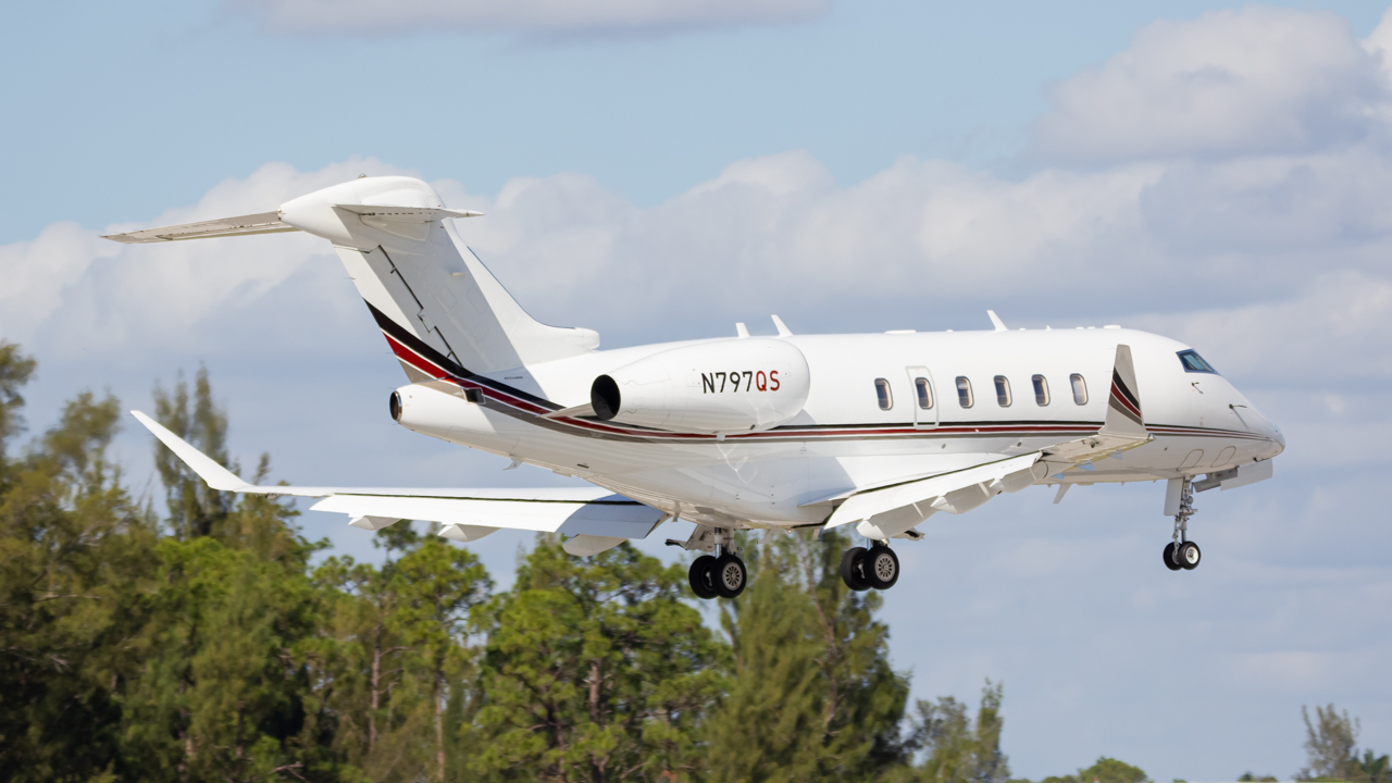 Full size: PRIVATE Bombardier Challenger 350  N797QS at Naples Municipal Airport