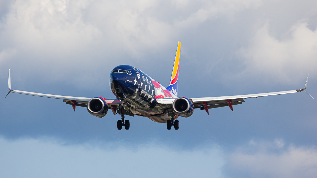 Full size: Southwest Airlines Boeing 737-800 N500WR at John Glenn Columbus International Airport
