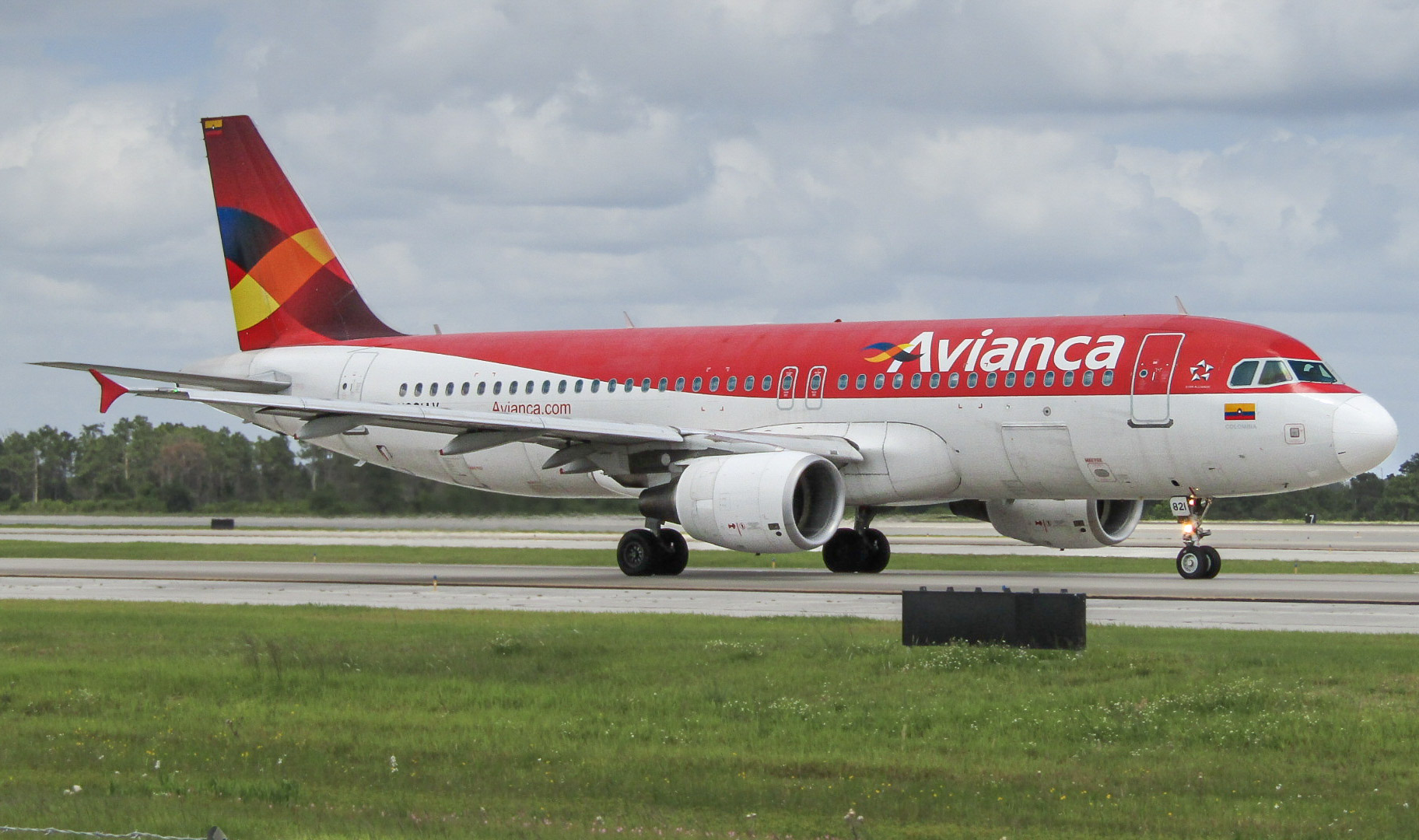 Full size: Avianca Airbus A320 N821AV at Orlando International Airport
