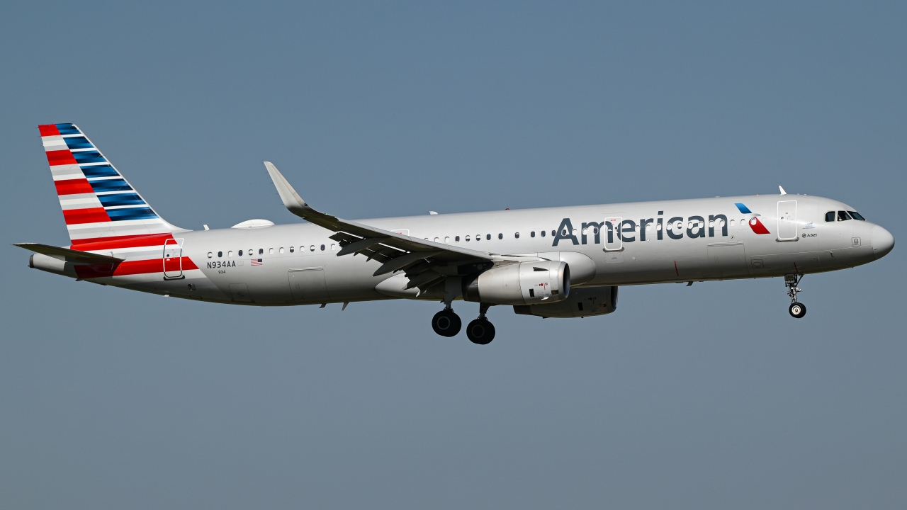 Full size: American Airlines Airbus A321-200 N934AA at Dallas-Fort Worth International Airport