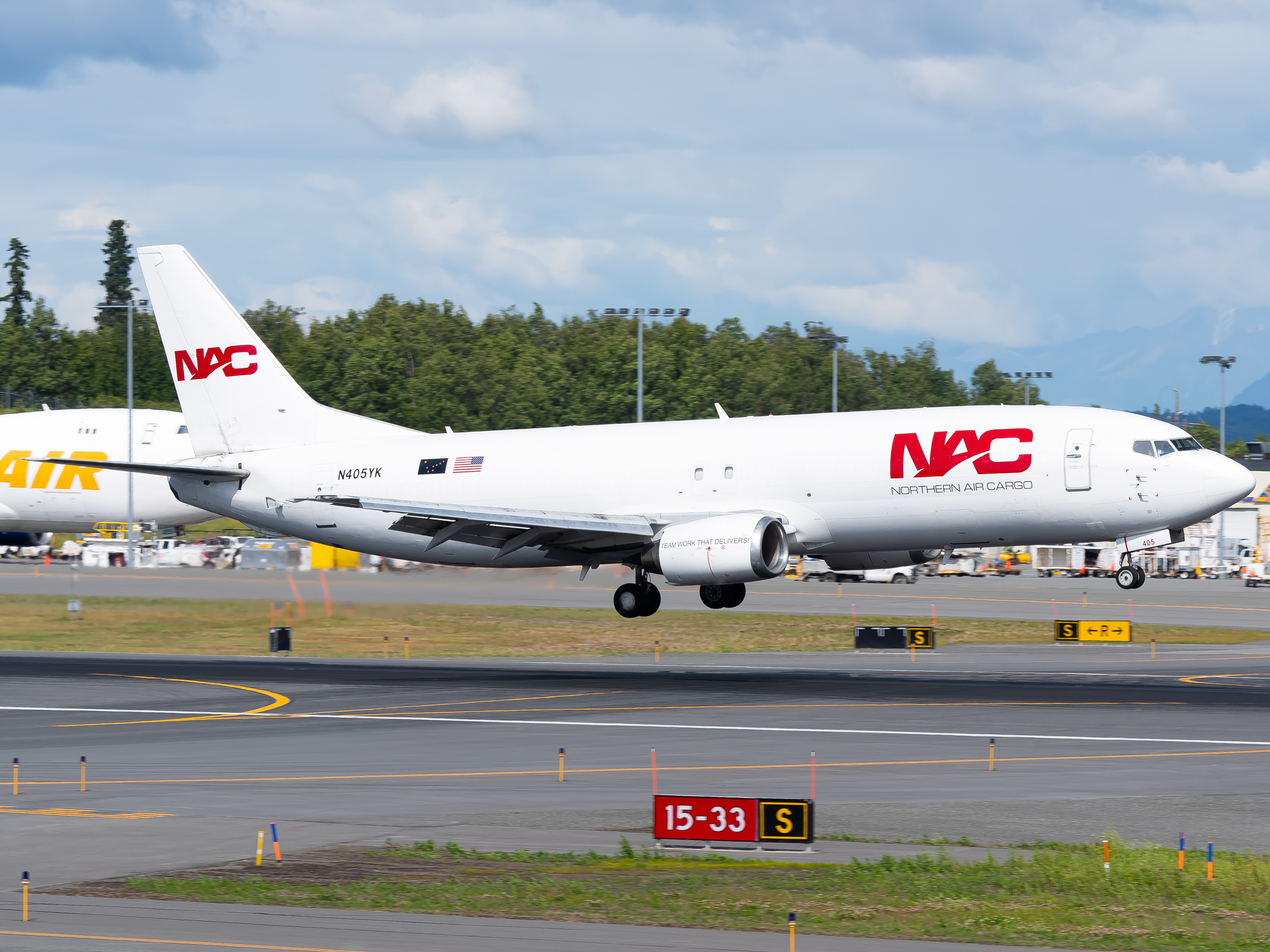 Full size: Northern Air Cargo Boeing 737-400 N405YK at Anchorage Ted Stevens International Airport