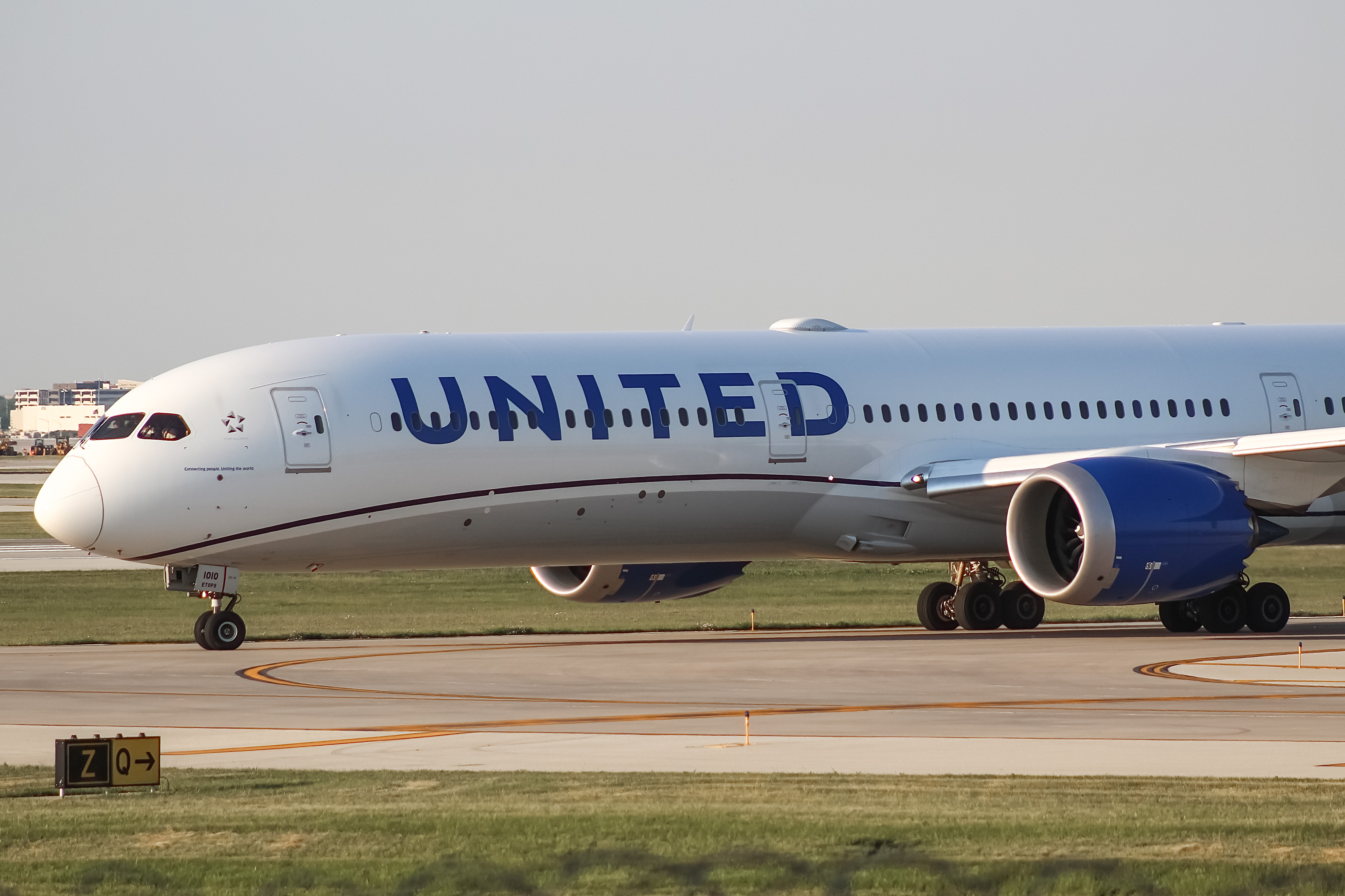 Full size: United Airlines Boeing 787-10 N12010 at Chicago O'Hare International Airport