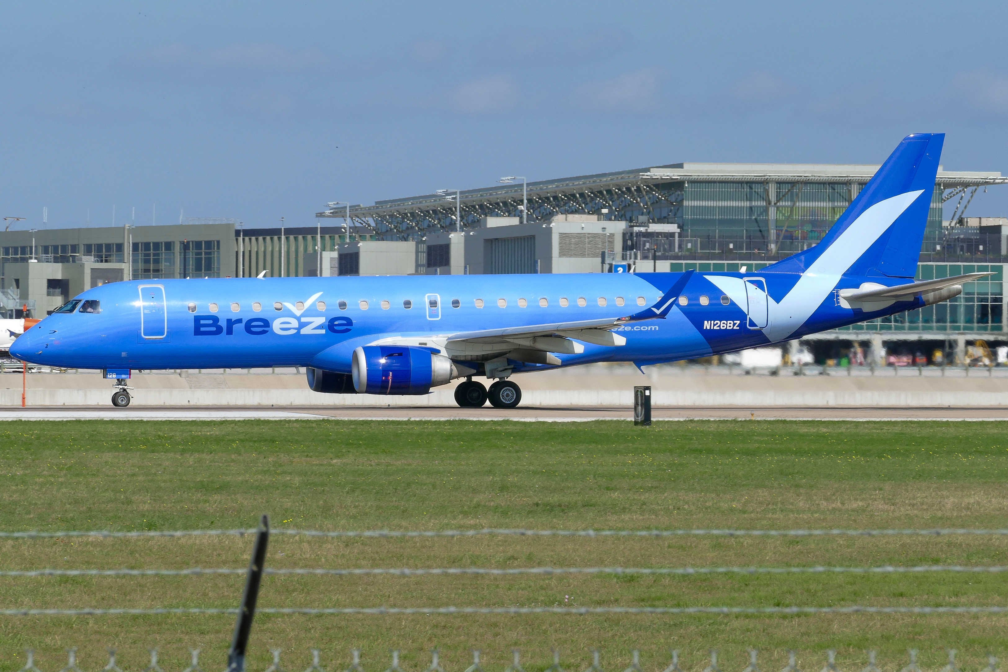 Full size: Breeze Airways Embraer E190 N126BZ at Austin-Bergstrom International Airport