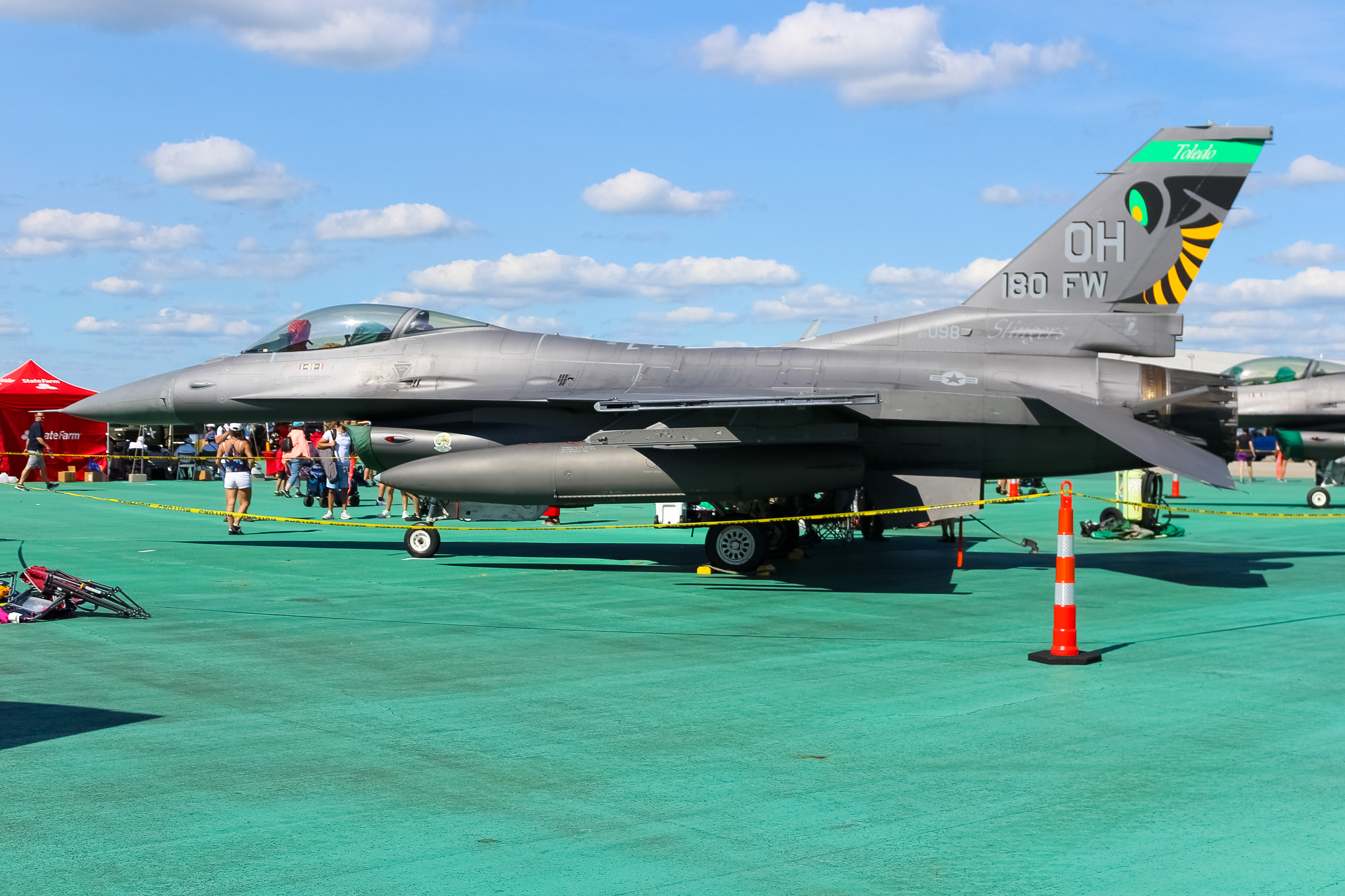 Full size: USAF - United States Air Force General Dynamics F-16 Fighting Falcon 89-2098 at James M Cox Dayton International Airport