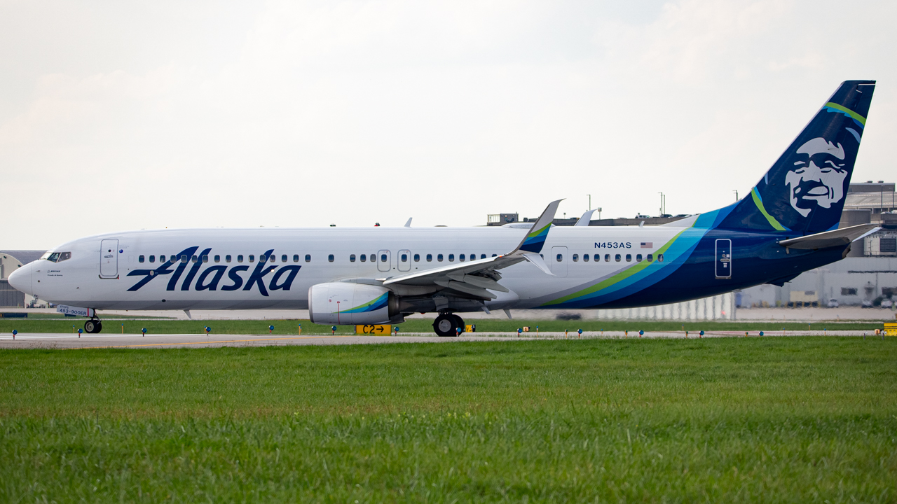 Full size: Alaska Airlines Boeing 737-900ER N453AS at John Glenn Columbus International Airport