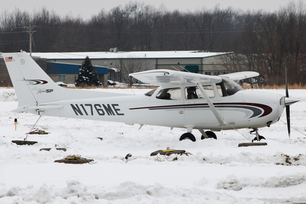 Full size: PRIVATE Cessna 172  N176ME at Clermont County Airport
