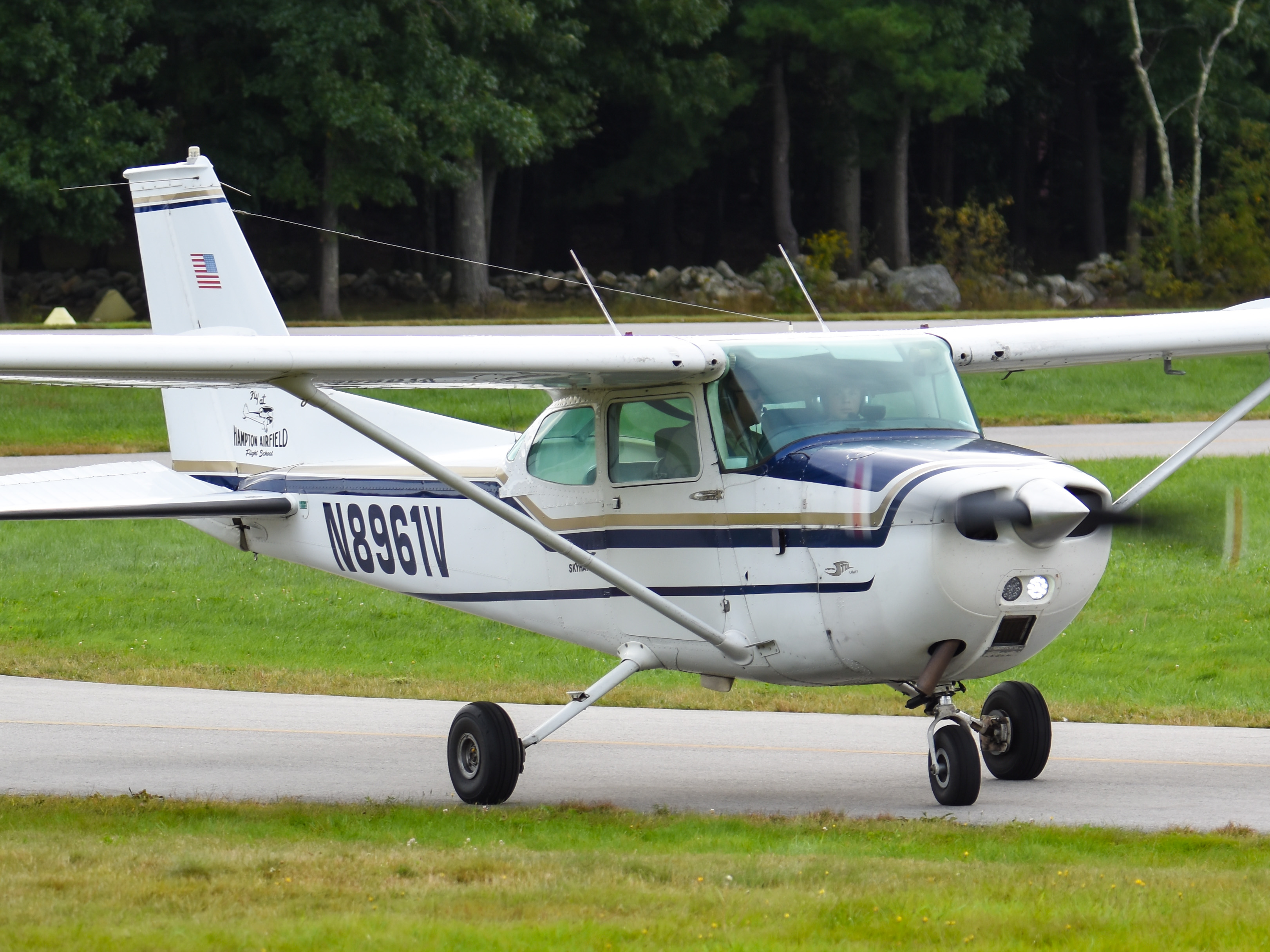 Full size: PRIVATE Cessna 172 N891V at 