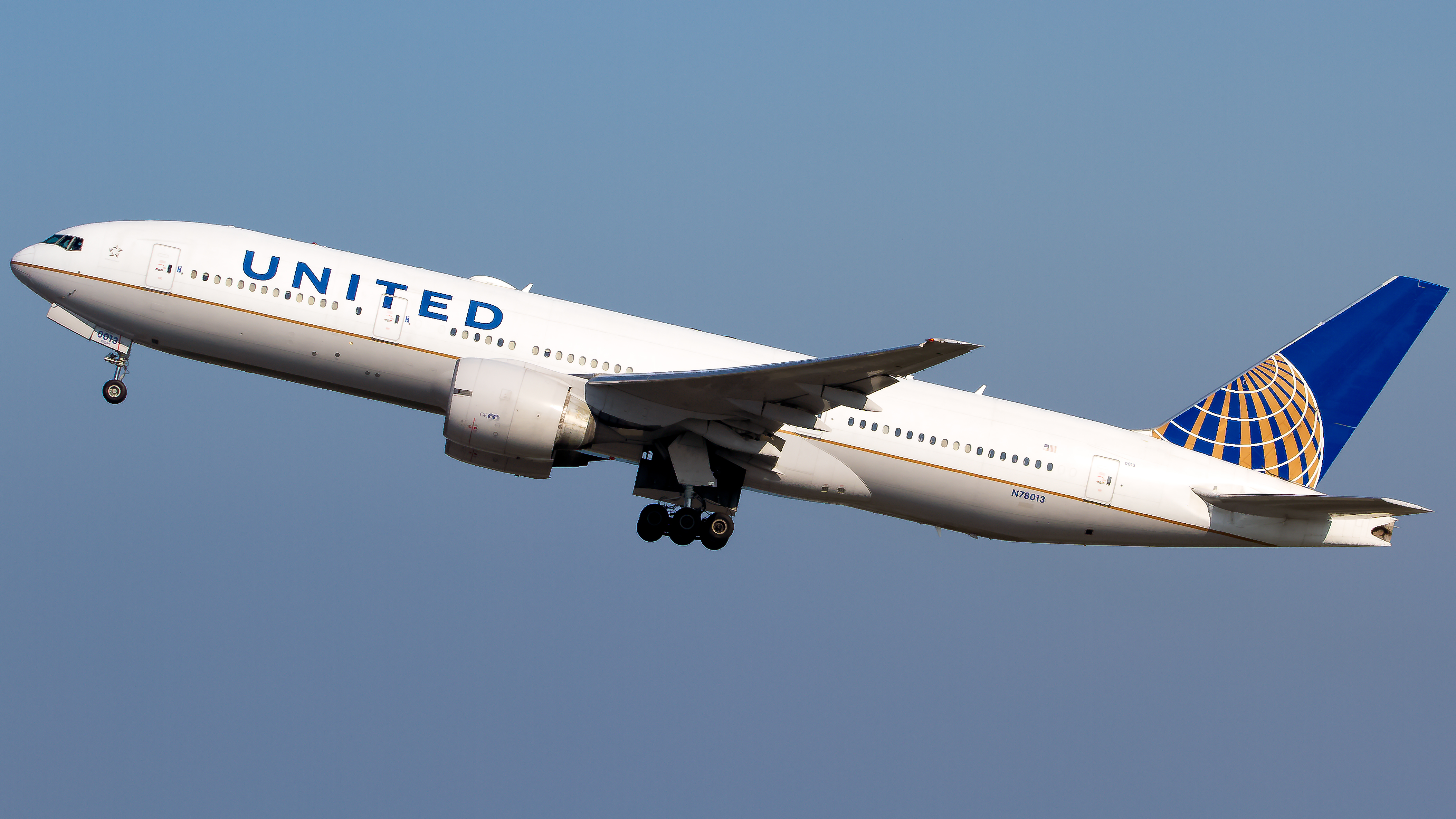 Full size: United Airlines Boeing 777-200ER N78013 at San Francisco International Airport