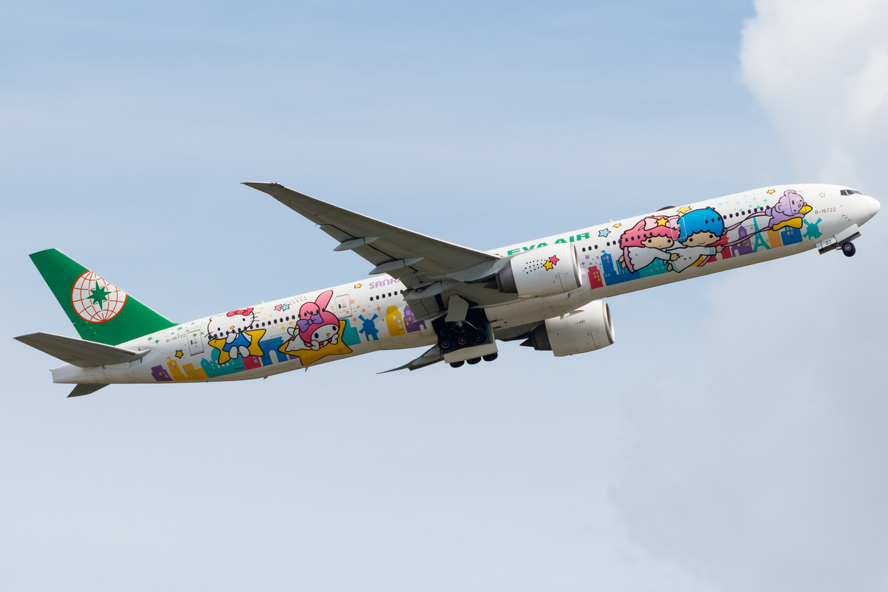 Full size: EVA Air Boeing 777-300ER B-16722 at Hong Kong International Airport