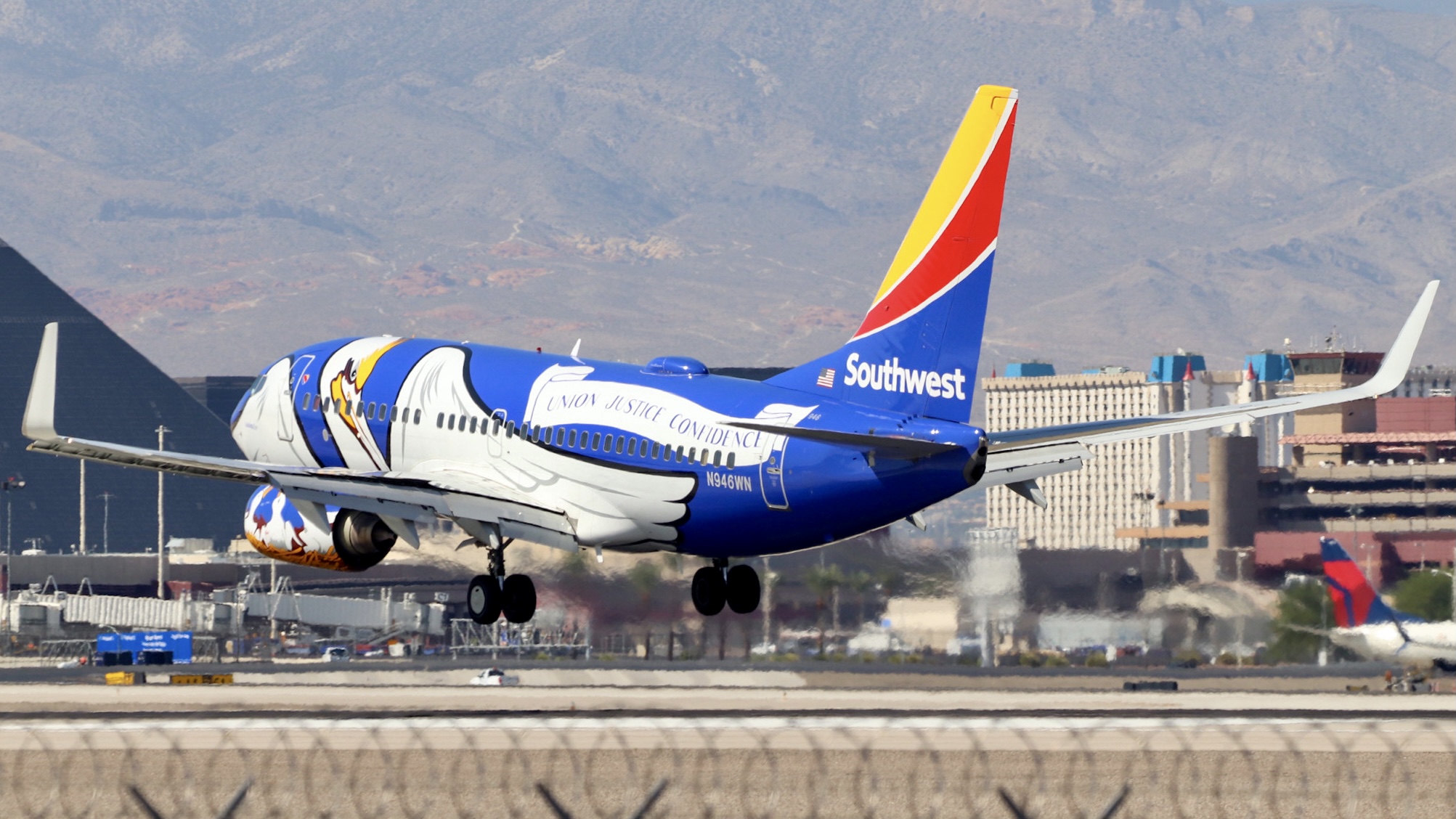 Full size: Southwest Airlines Boeing 737-700 N946WN at Harry Reid International Airport
