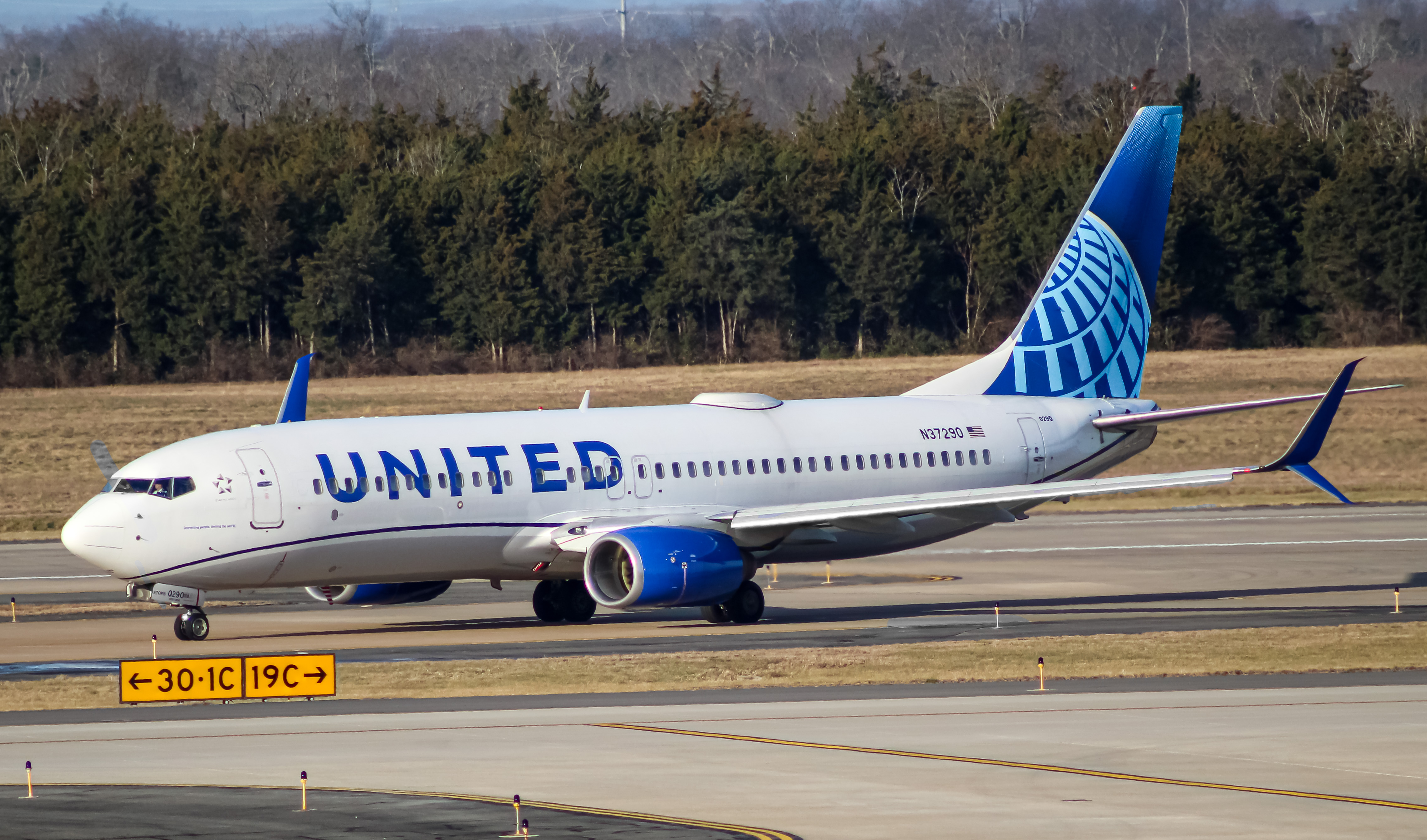 Full size: United Airlines Boeing 737-800 N37290 at Washington Dulles International Airport