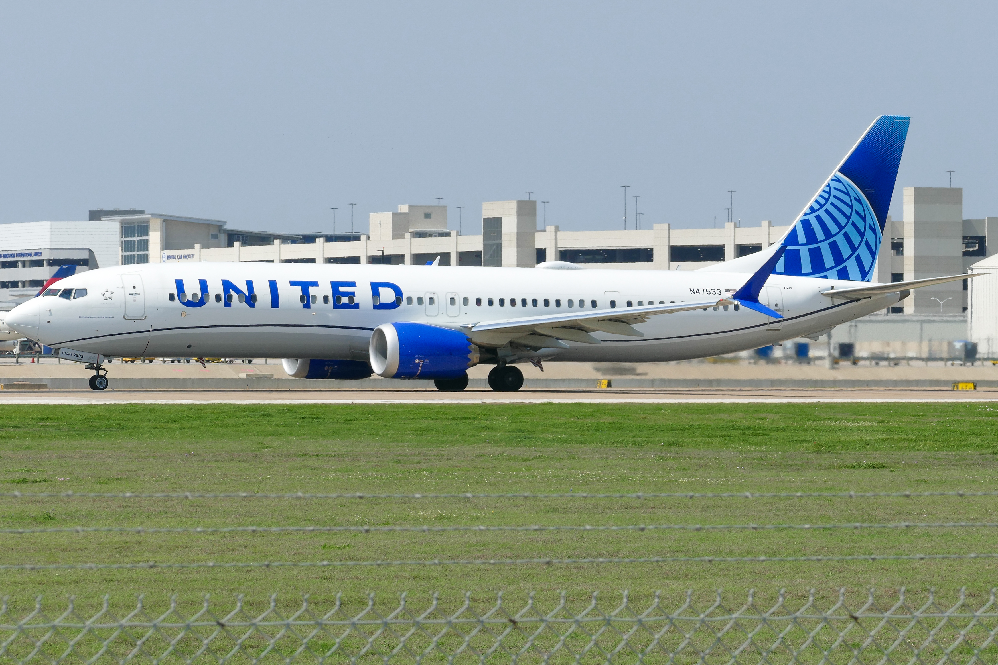 Full size: United Airlines Boeing 737 MAX 9 N47533 at Austin-Bergstrom International Airport