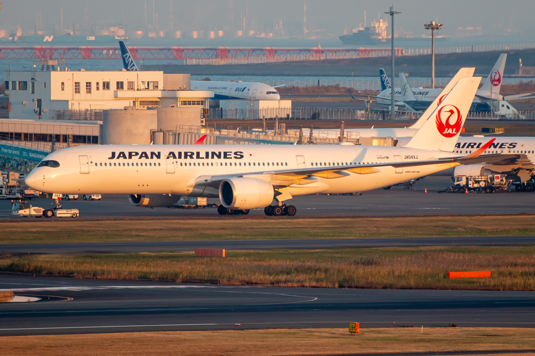 Full size: Japan Airlines Airbus A350-900 JA04XJ at Tokyo-Haneda Airport