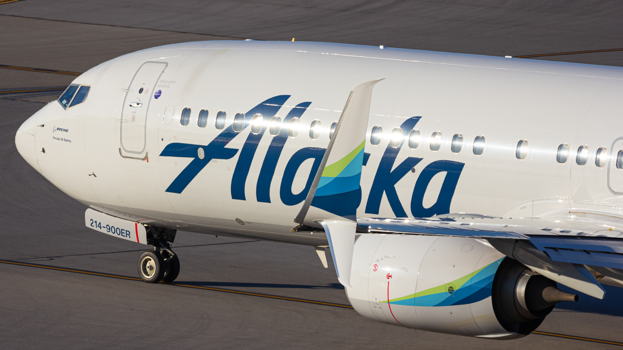 Full size: Alaska Airlines Boeing 737-900ER N214AK at John Glenn Columbus International Airport
