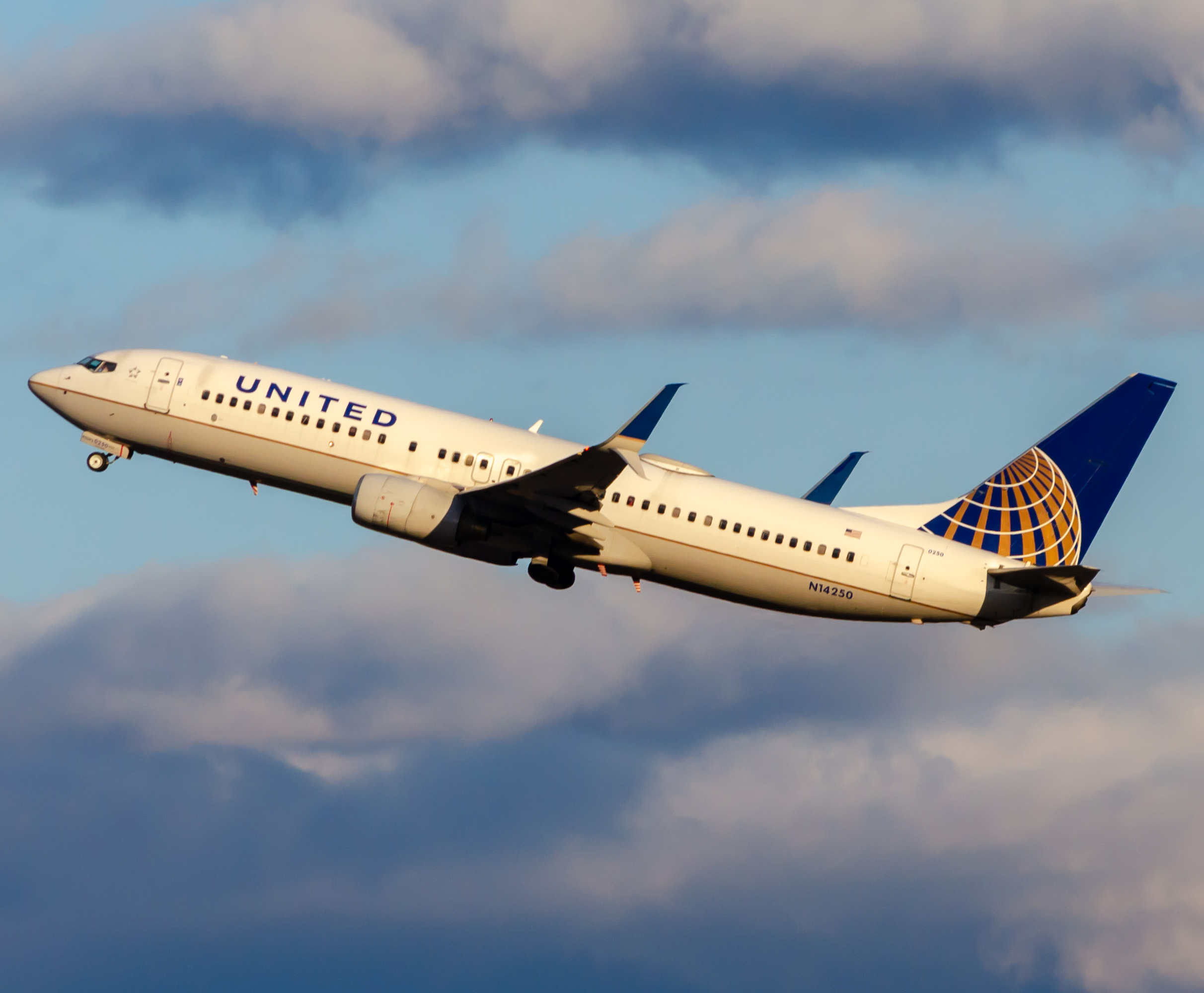 Full size: United Airlines Boeing 737-800 N14250 at Newark Liberty International Airport