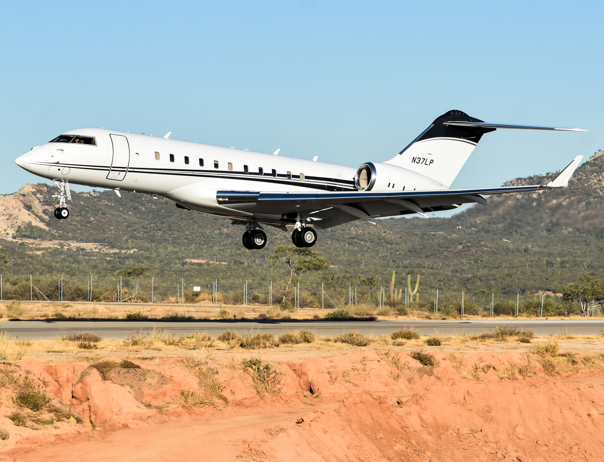 Full size: PRIVATE Bombardier Global 5000 N37LP at Aeropuerto de Cabo San Lucas Internacional