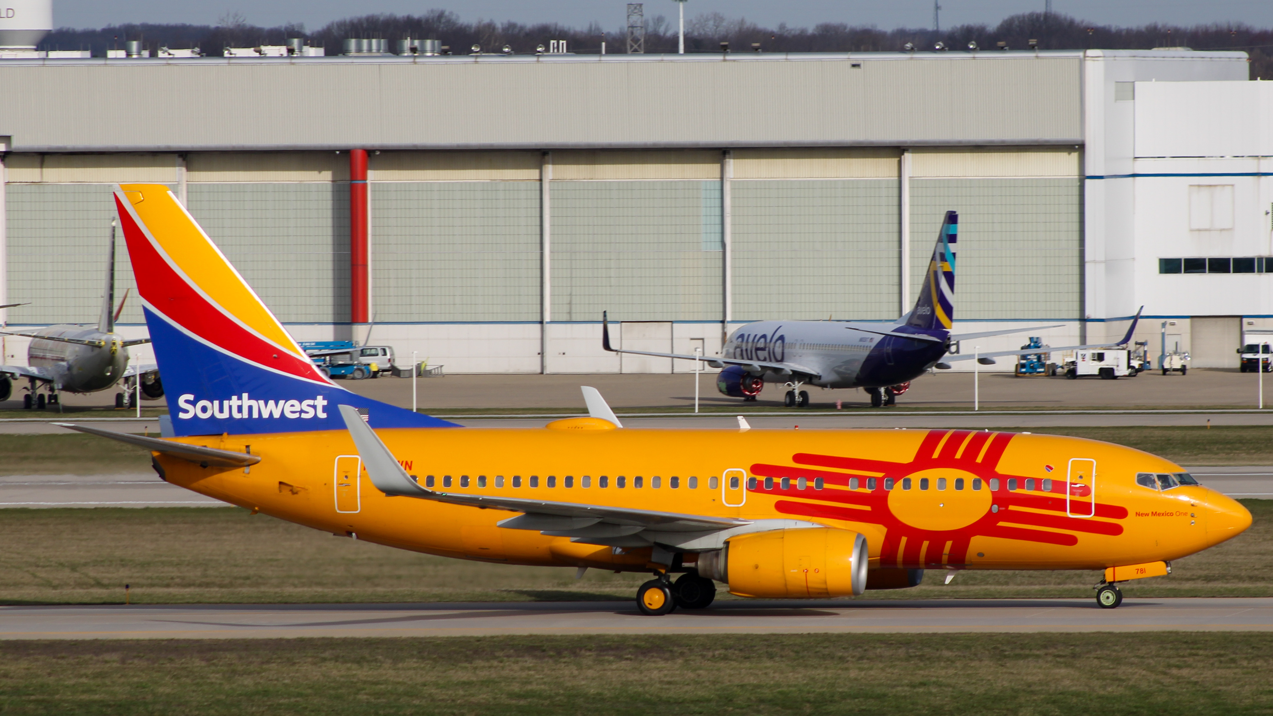 Full size: Southwest Airlines Boeing 737-700 N781WN at Indianapolis International Airport