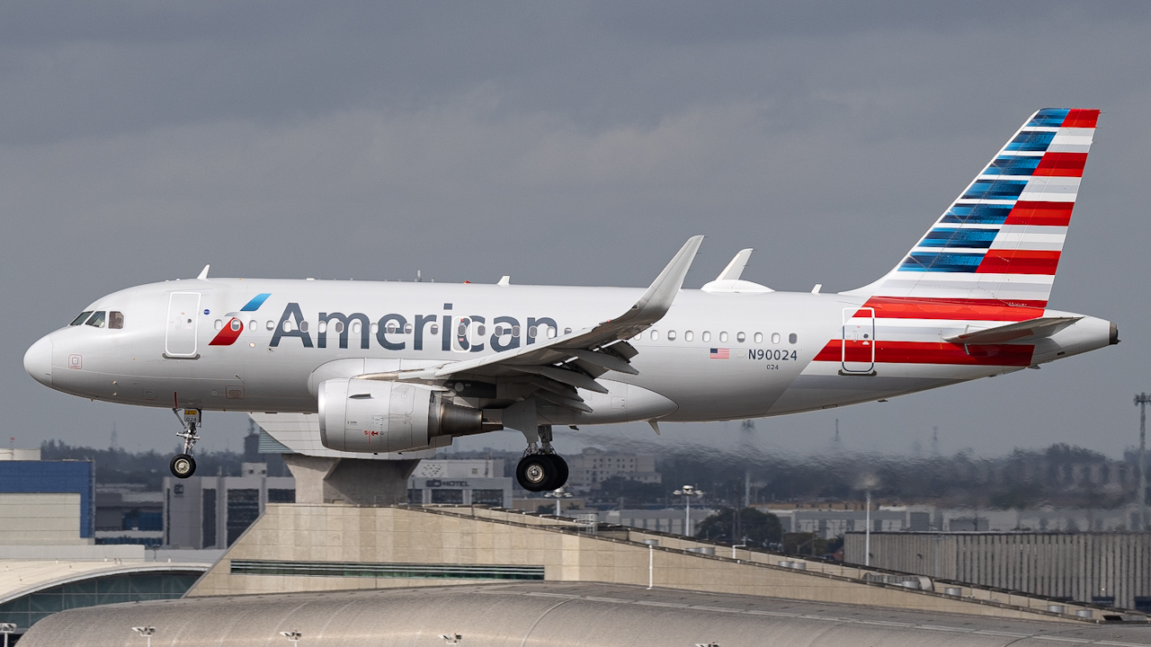 Full size: American Airlines Airbus A319 N90024 at Miami International Airport