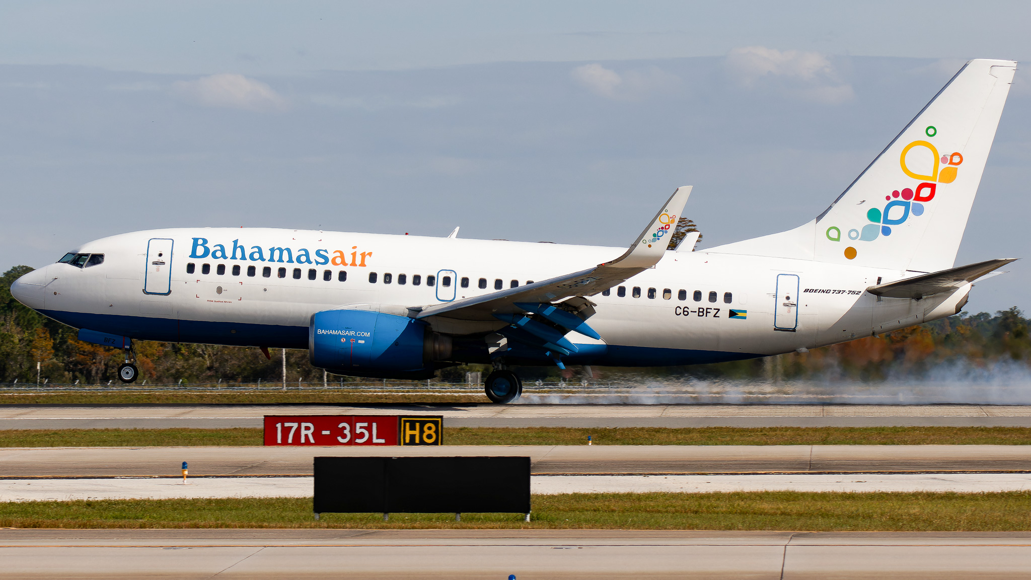 Full size: Bahamasair Boeing 737-700 C6-BFZ at Orlando International Airport