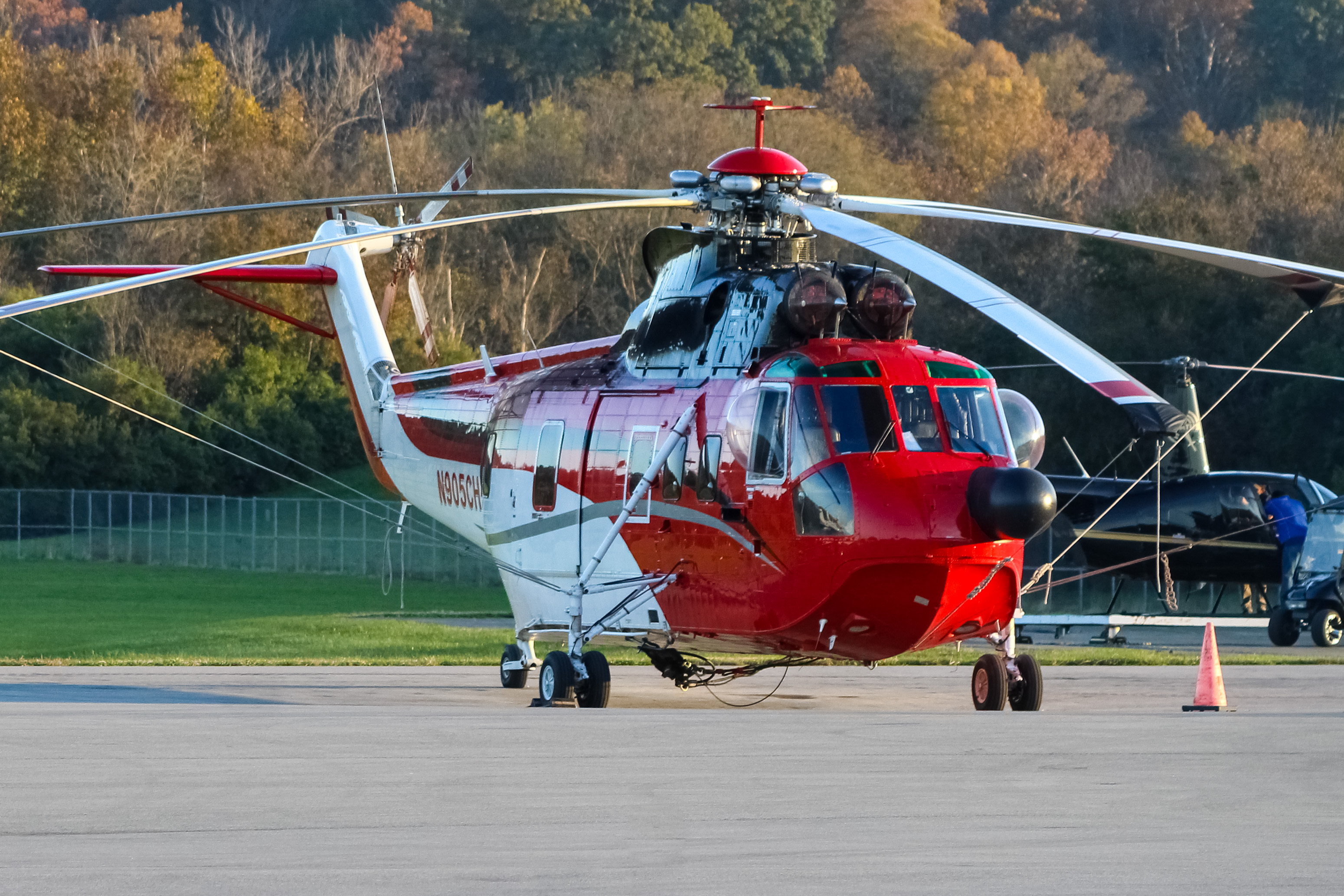 Full size: PRIVATE  Sikorsky S-61 N905CH at Cincinnati Municipal Airport/Lunken Field