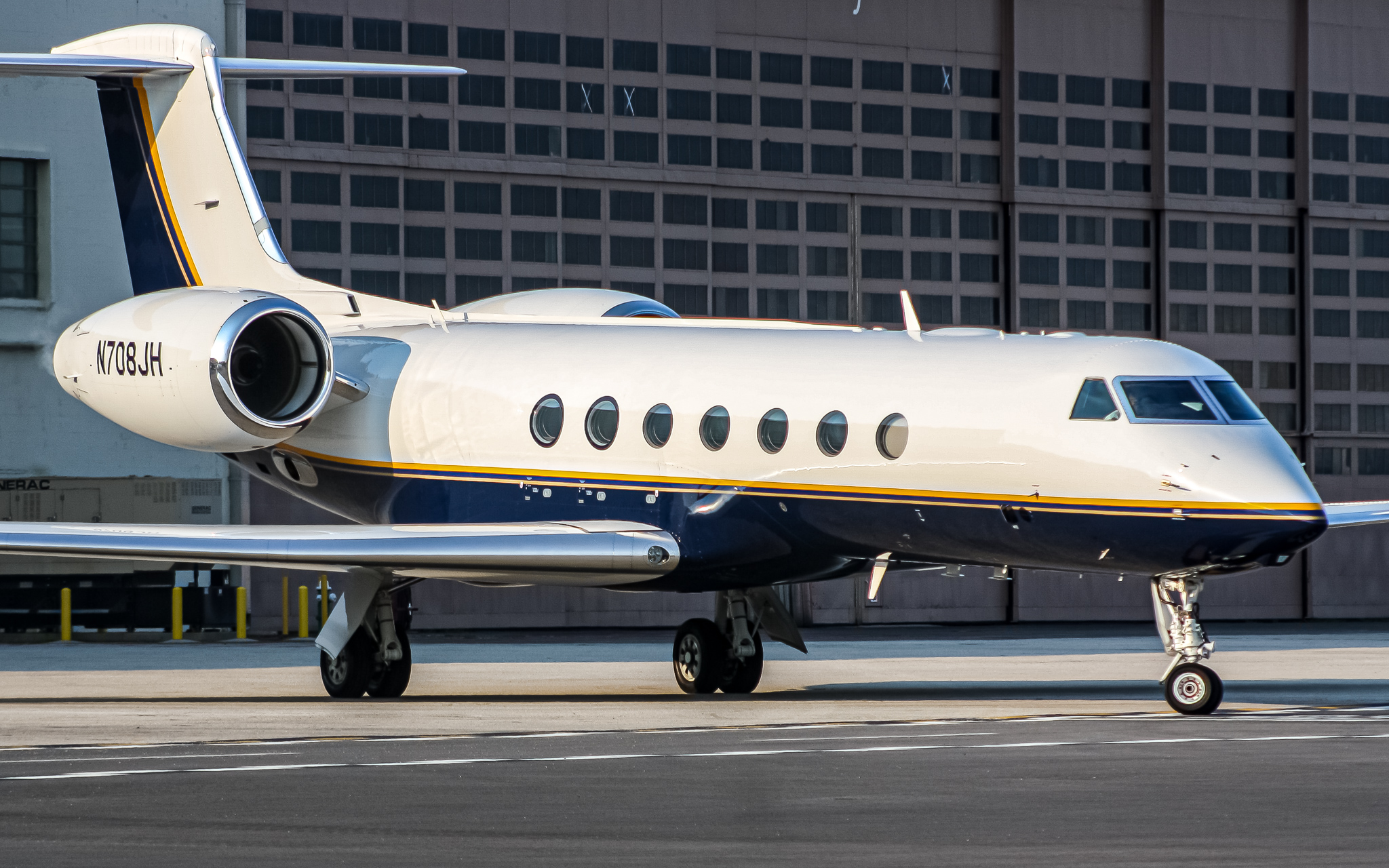 Full size: PRIVATE Gulfstream G550 N708JH at Ronald Reagan National Airport