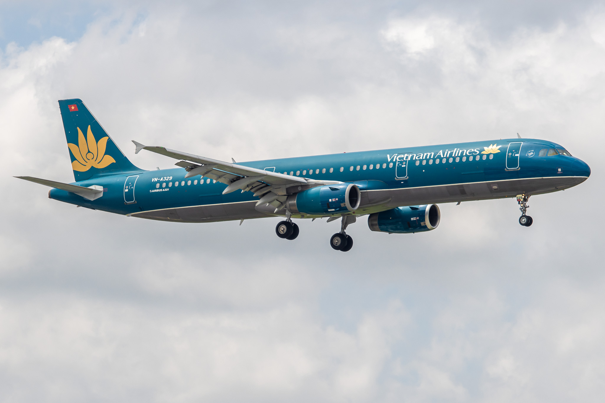 Full size: Vietnam Airlines Airbus A321-200 VN-A329 at Tan Son Nhat International Airport