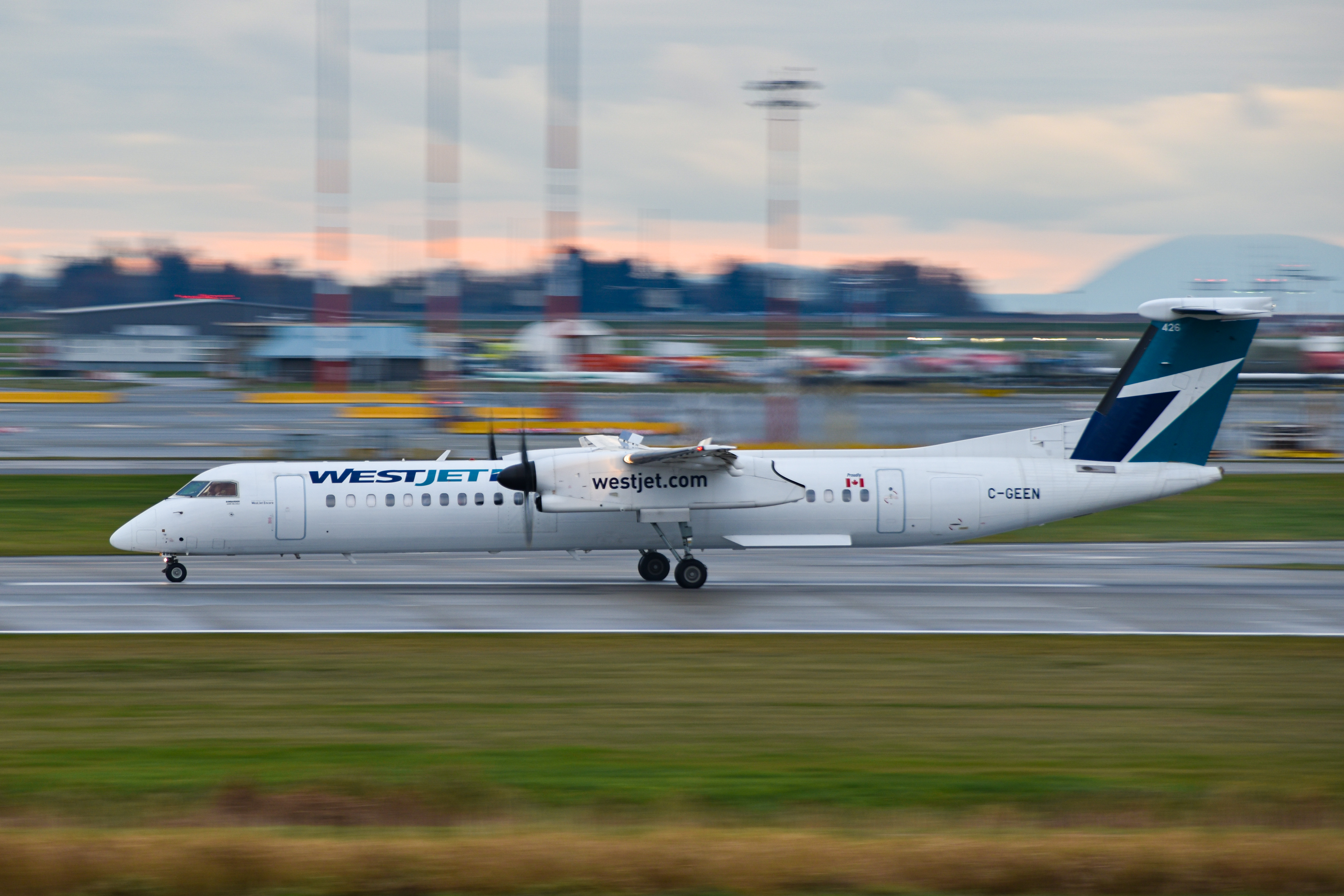 Full size: WestJet De Havilland DHC-8 C-GEEN at Vancouver International Airport