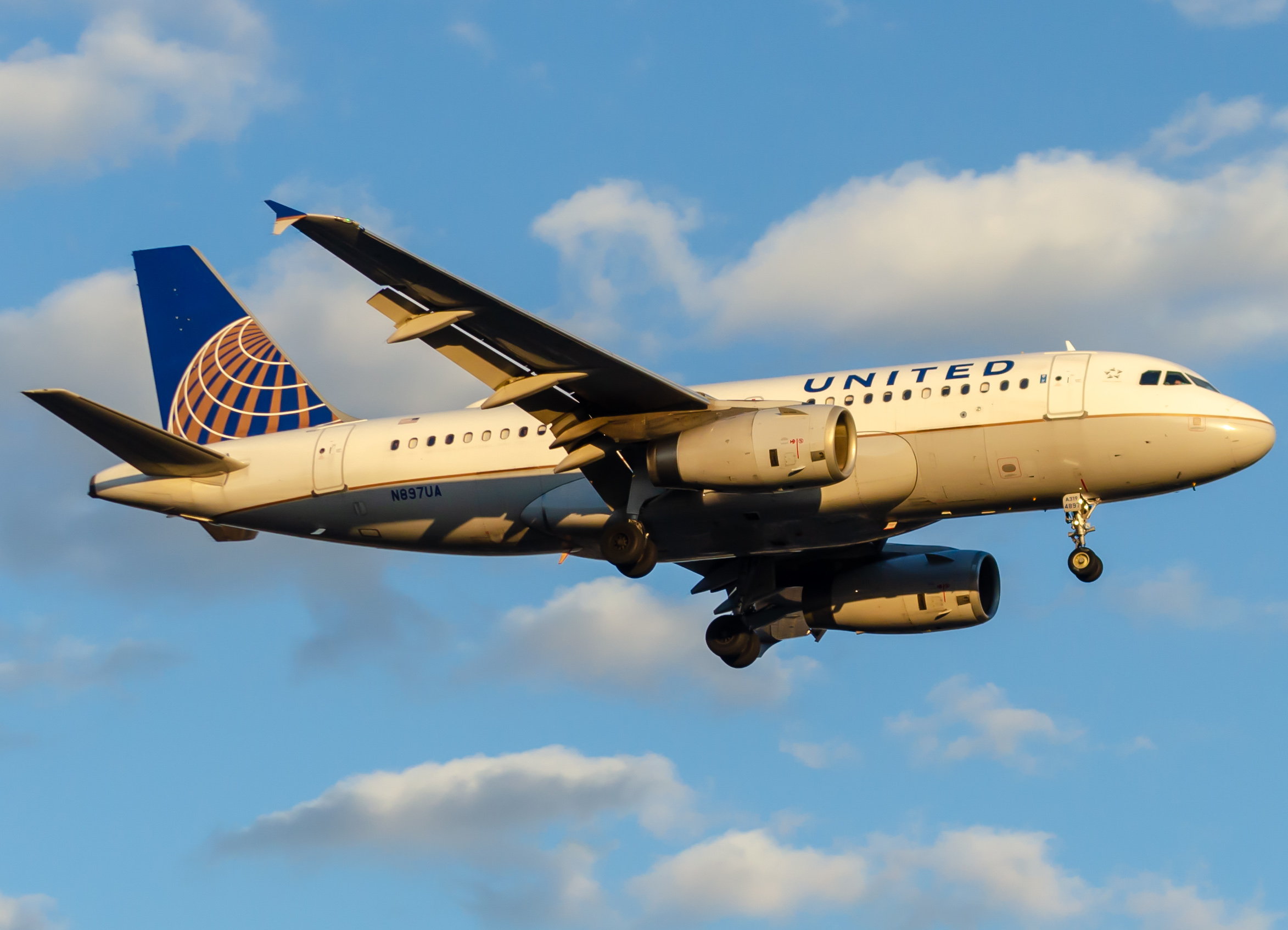 Full size: United Airlines Airbus A319 N897UA at Newark Liberty International Airport