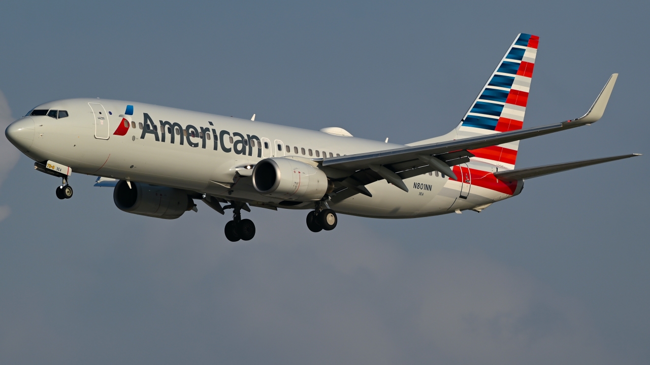 Full size: American Airlines Boeing 737-800 N801NN at Dallas-Fort Worth International Airport