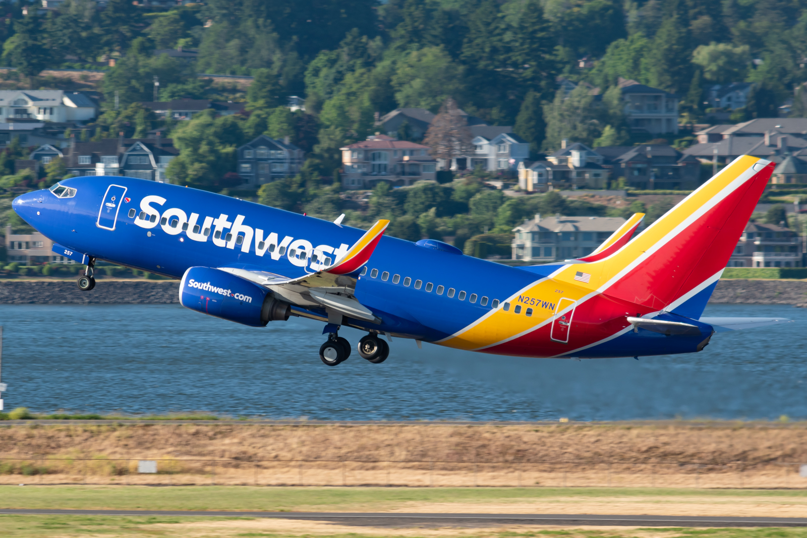 Full size: Southwest Airlines Boeing 737-700 N257WN at Portland International Airport