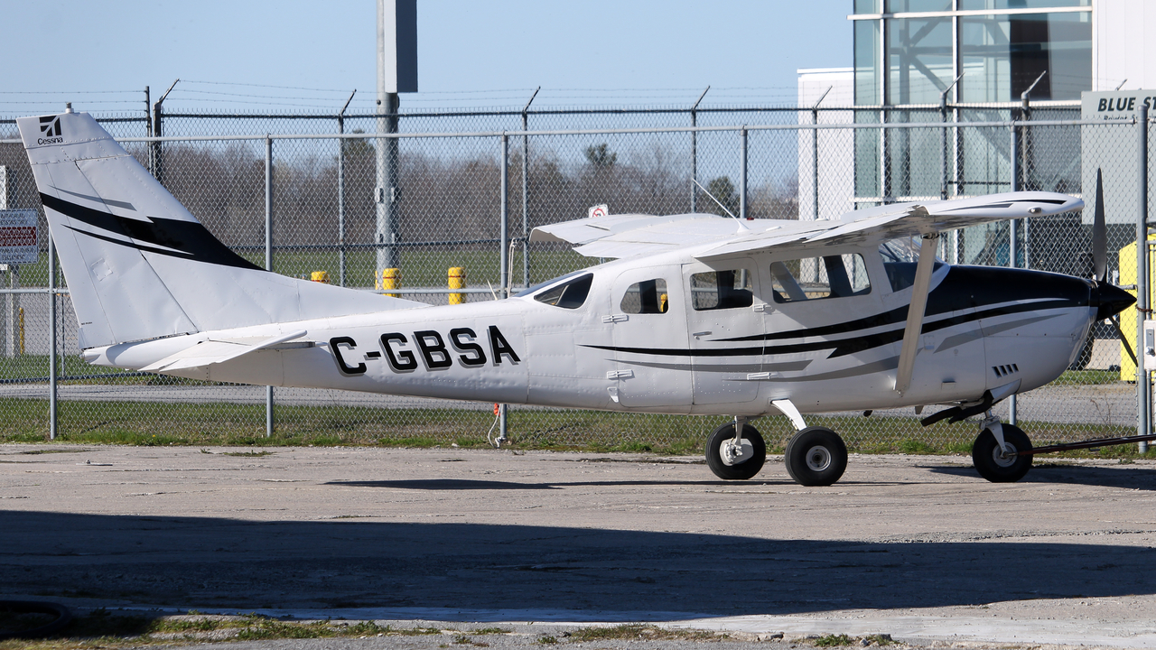Full size: PRIVATE Cessna 182 Skylane C-GBSA at Kingston Norman Rogers Airport