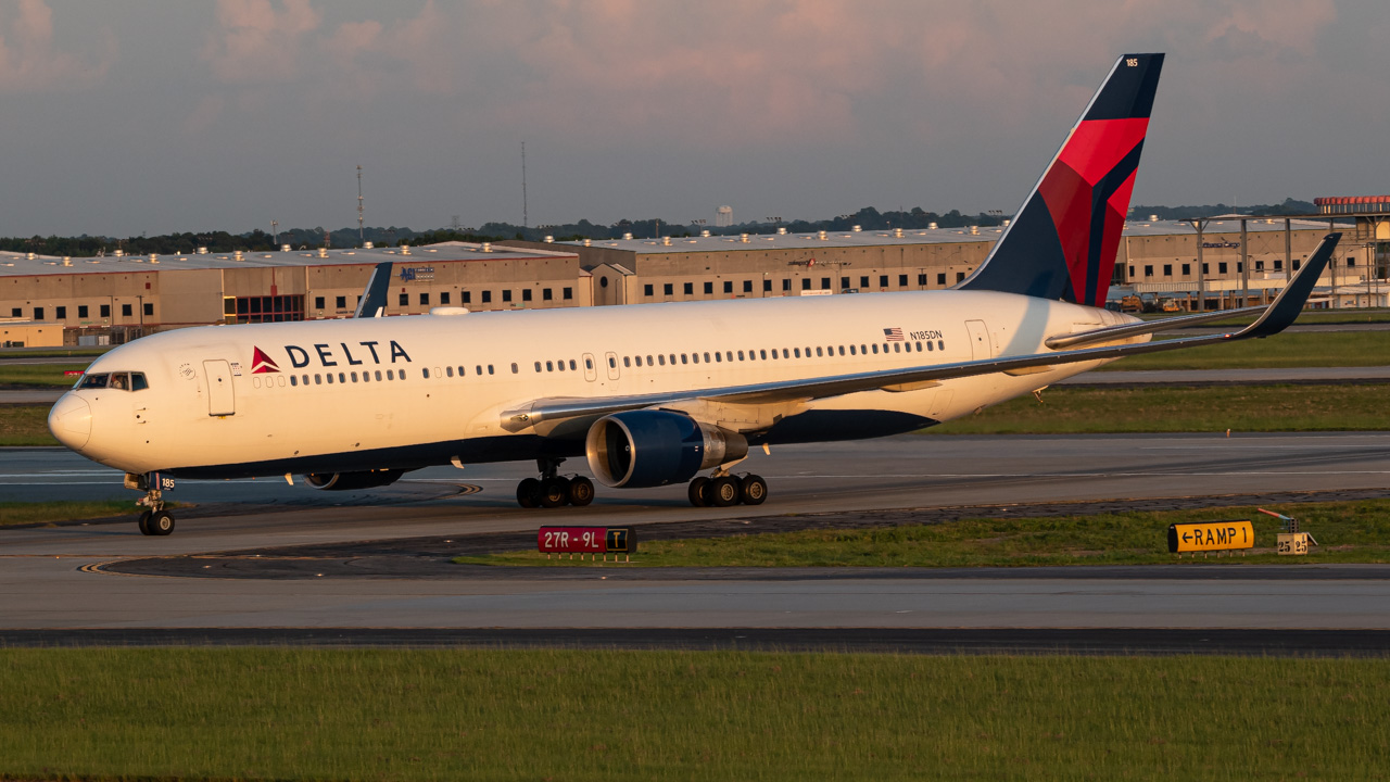 Full size: Delta Airlines Boeing 767-300ER N185DN at Hartsfield-Jackson Atlanta International Airport
