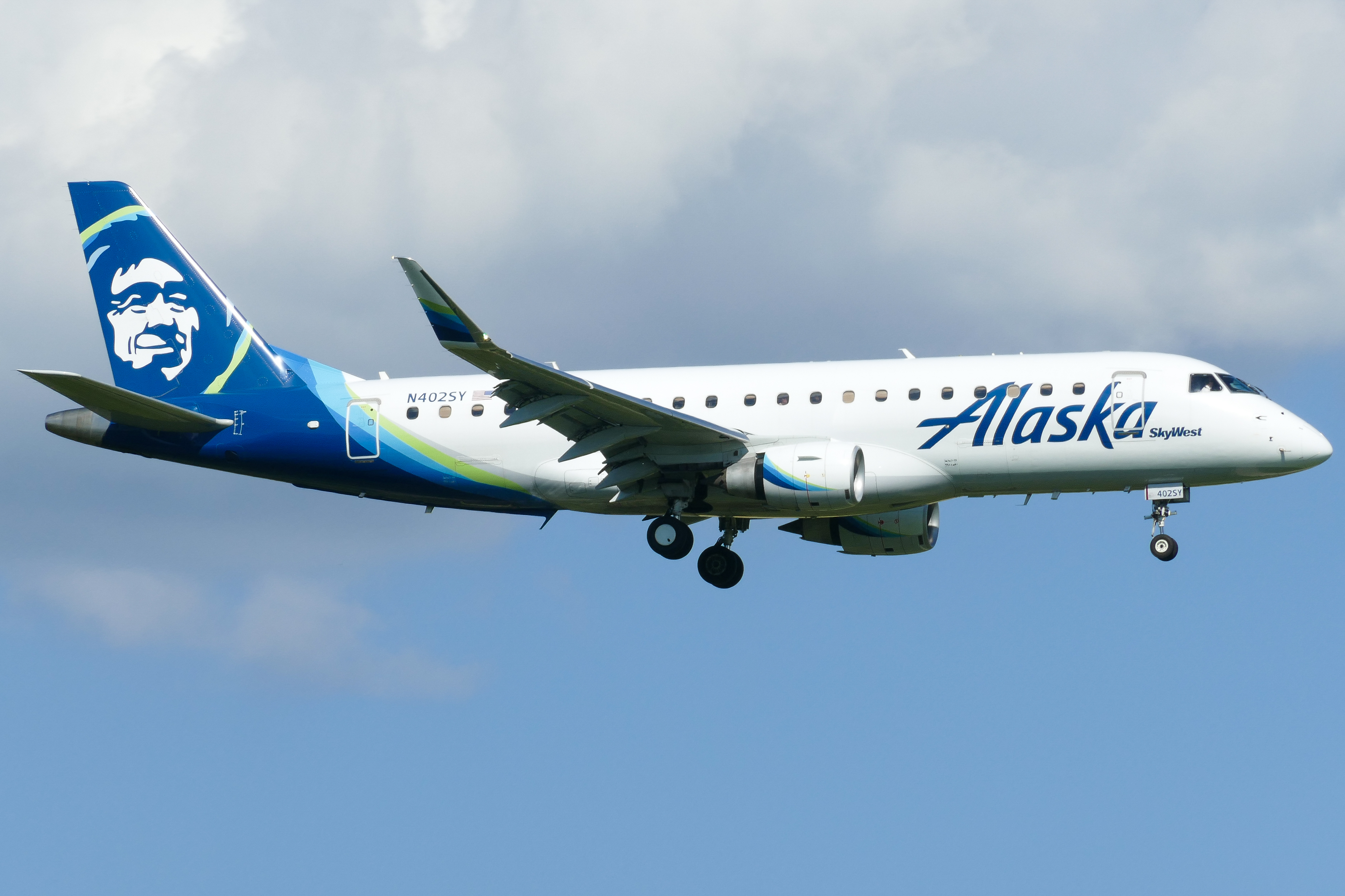 Full size: Horizon Air Embraer E175 N402SY at Austin-Bergstrom International Airport